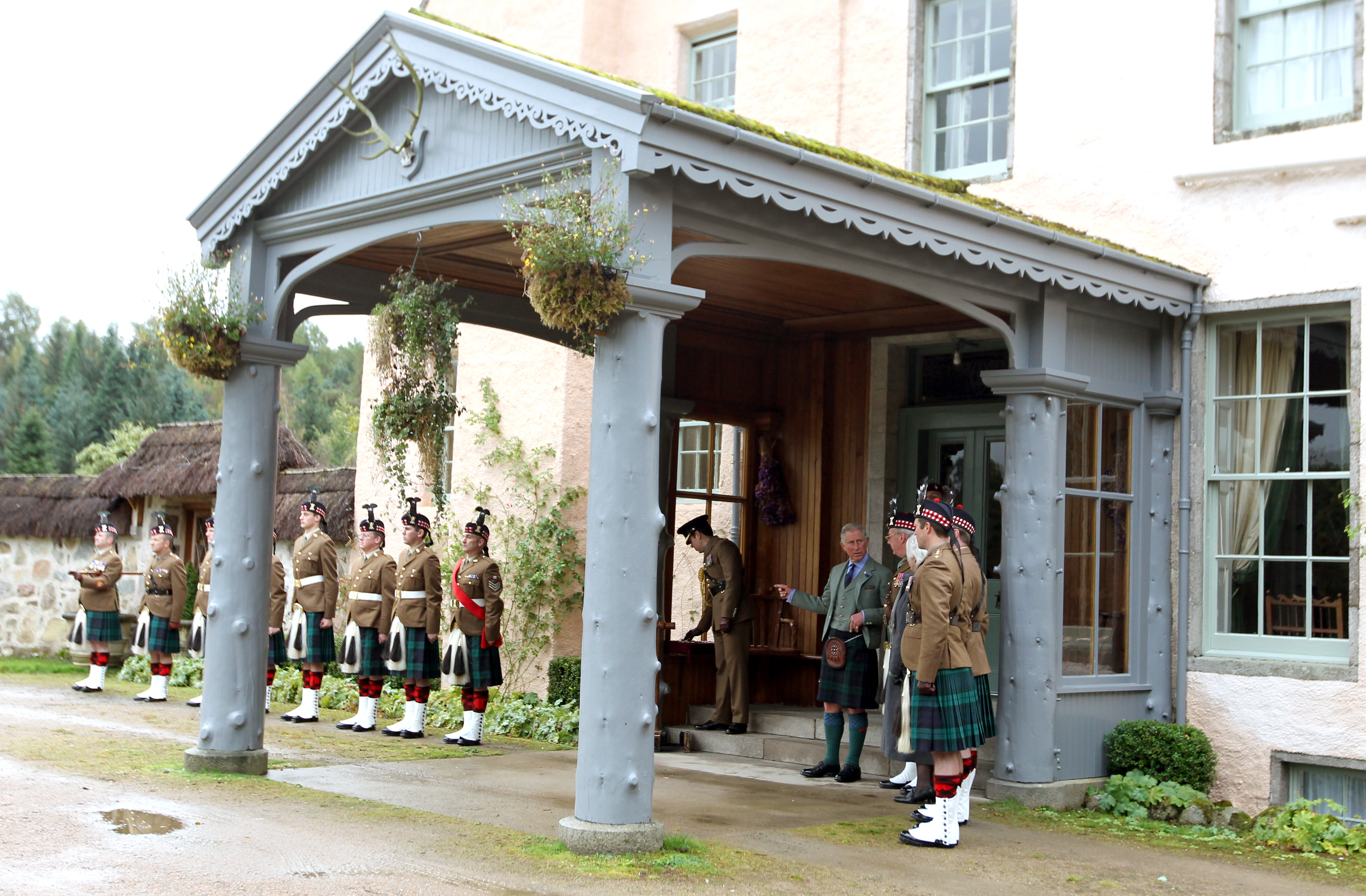 El rey Charles III durante una ceremonia de entrega de medallas de servicio a soldados del 51º Highland, 7º Batallón, El Regimiento Real de Escocia en los terrenos de Birkhall en Ballater, Aberdeenshire, el 13 de octubre de 2012 | Foto: Getty Images