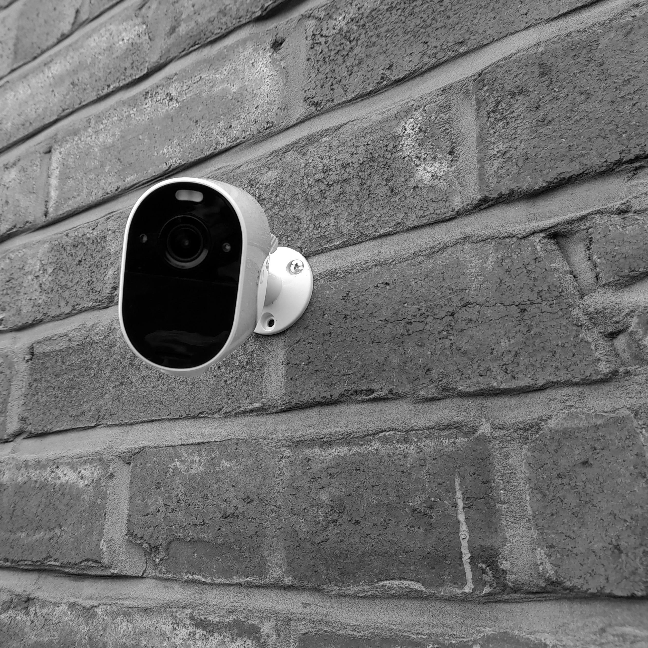 Una cámara de seguridad instalada en una pared | Fuente: Pexels