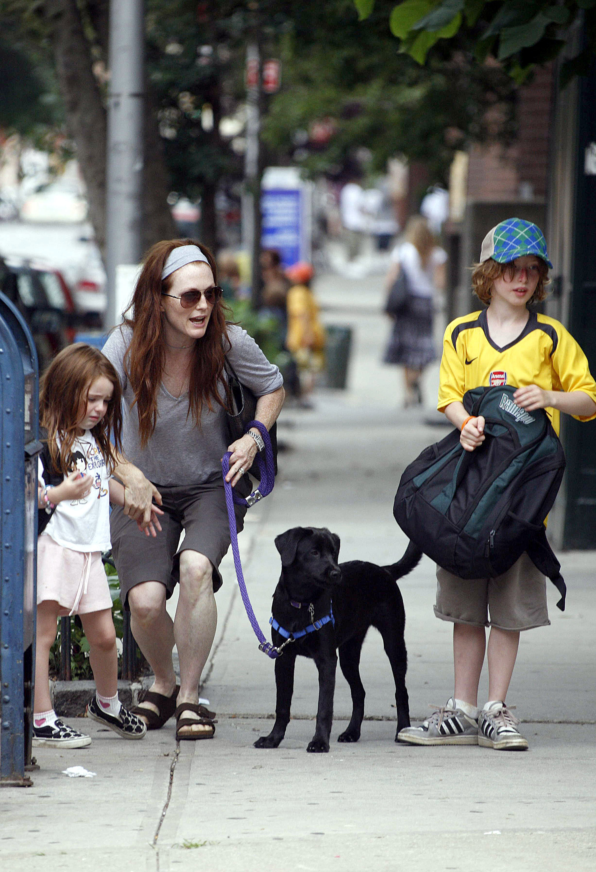 Julianne Moore con sus hijos en el SoHo el 13 de julio de 2006 | Fuente: Getty Images