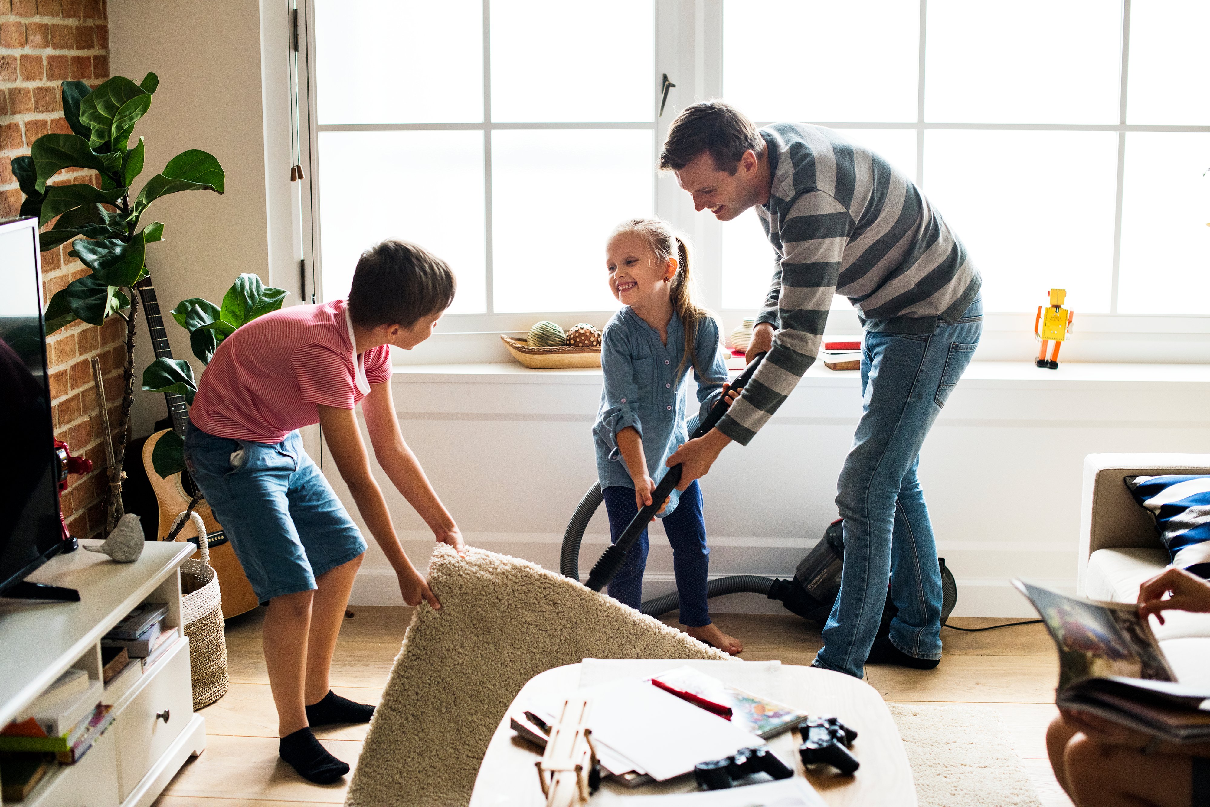 Padre e hijos limpian la casa. | Foto: Shutterstock