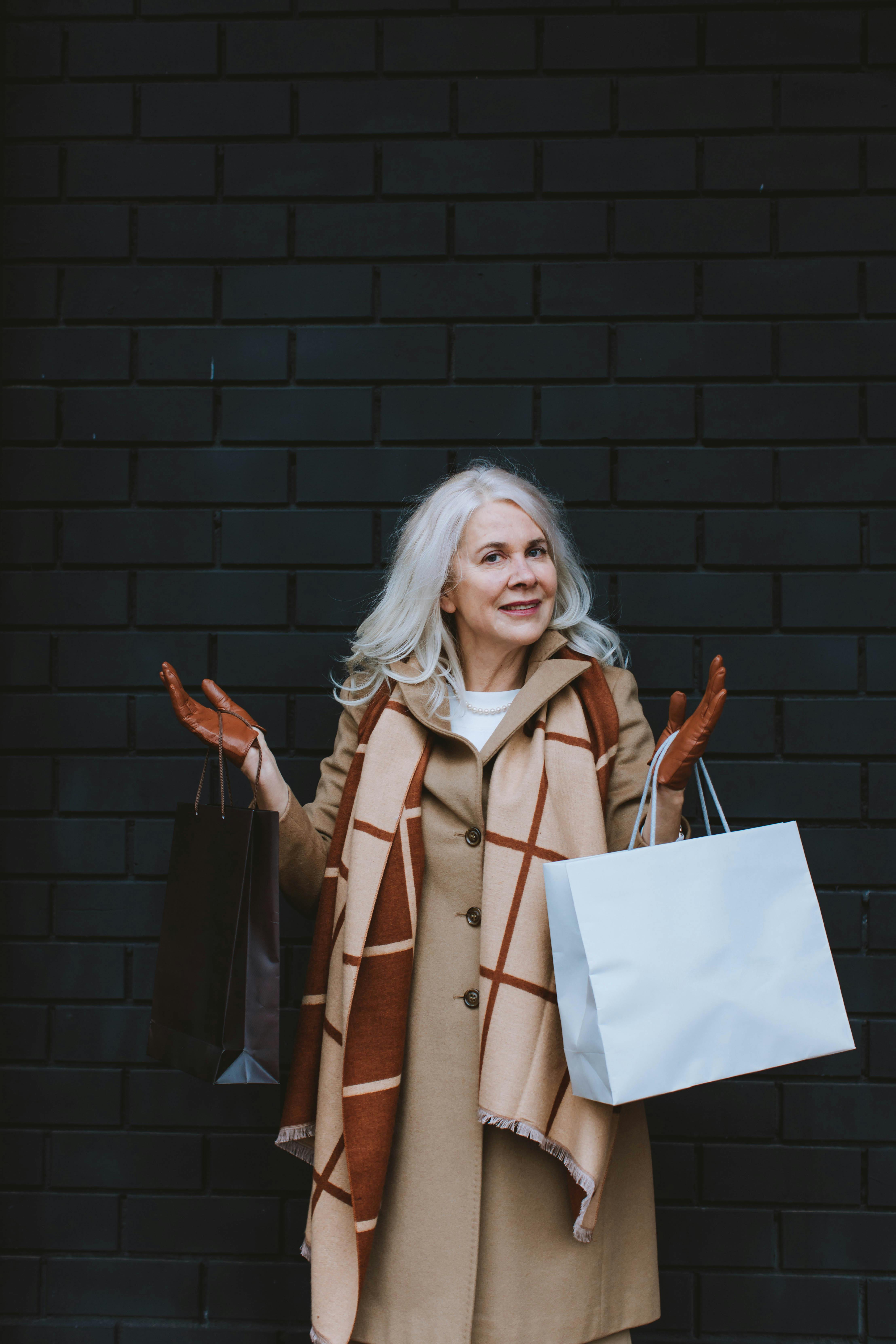 Mujer con bolsas de la compra | Foto: Pexels