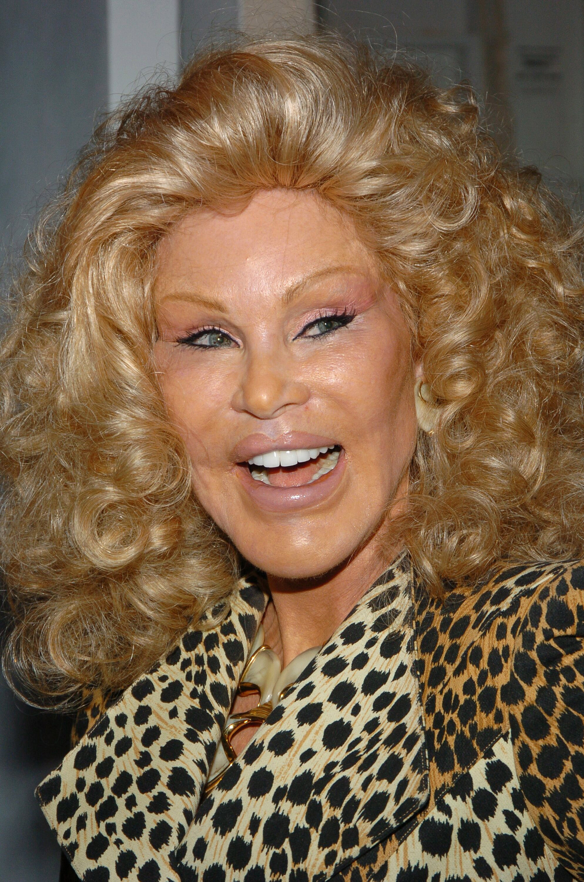 Jocelyne Wildenstein durante la Olympus Fashion Week Spring el 11 de septiembre de 2004, en Bryant Park de Nueva York | Fuente: Getty Images