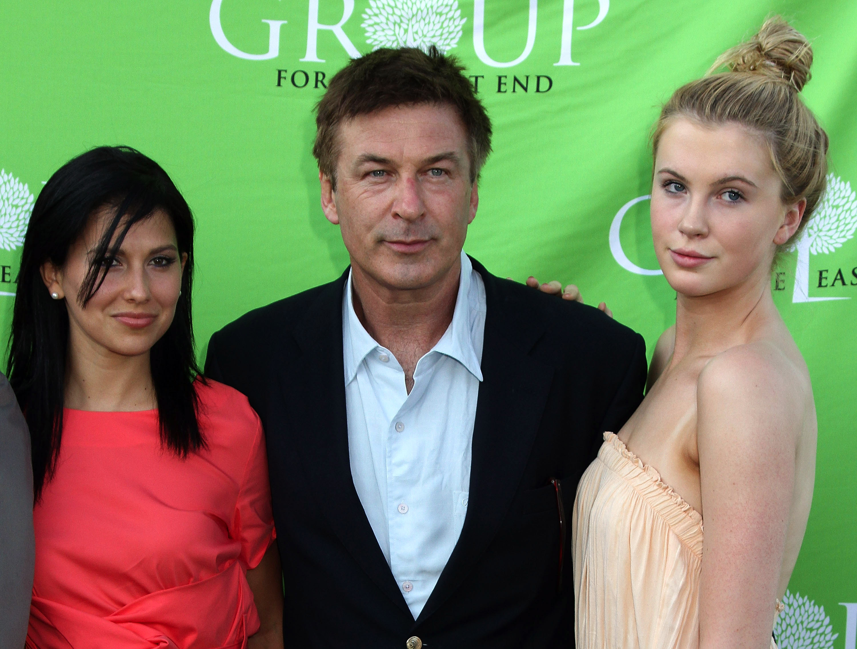 Hilaria Thomas, Alec e Ireland Baldwin asisten a la gala benéfica y subasta del 40 aniversario del Group For The East End en Wolffer Estate Vineyard el 23 de junio de 2012, en Sagaponack, Nueva York. | Fuente: Getty Images