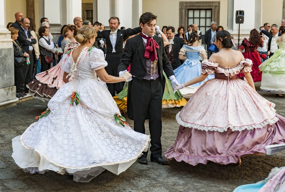 Baile con trajes decimonónicos en Chiostro de San Lorenzo, Nápoles, Italia, 2013. | Foto: Shutterstock