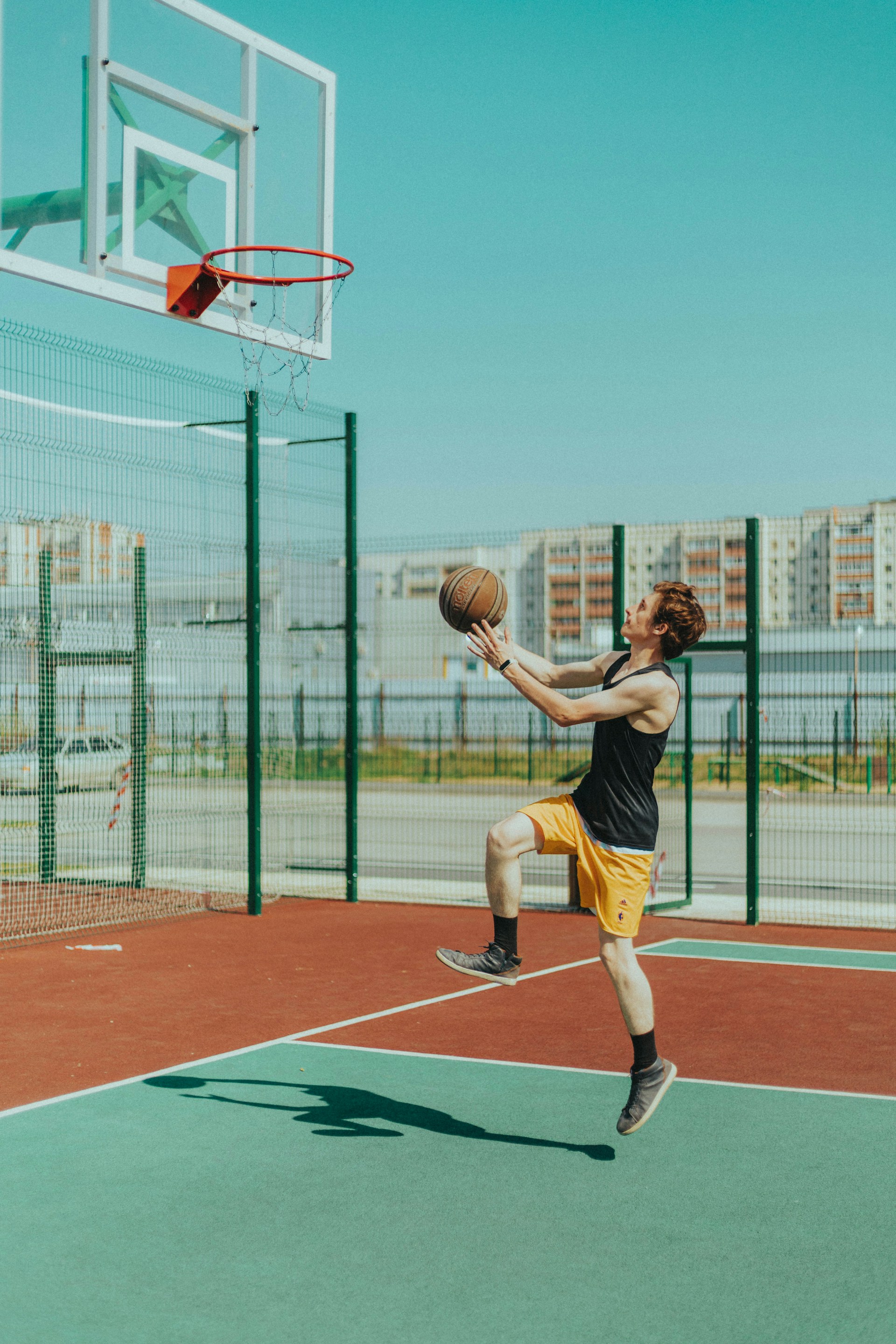 Un jugador de baloncesto en la cancha | Fuente: Unsplash