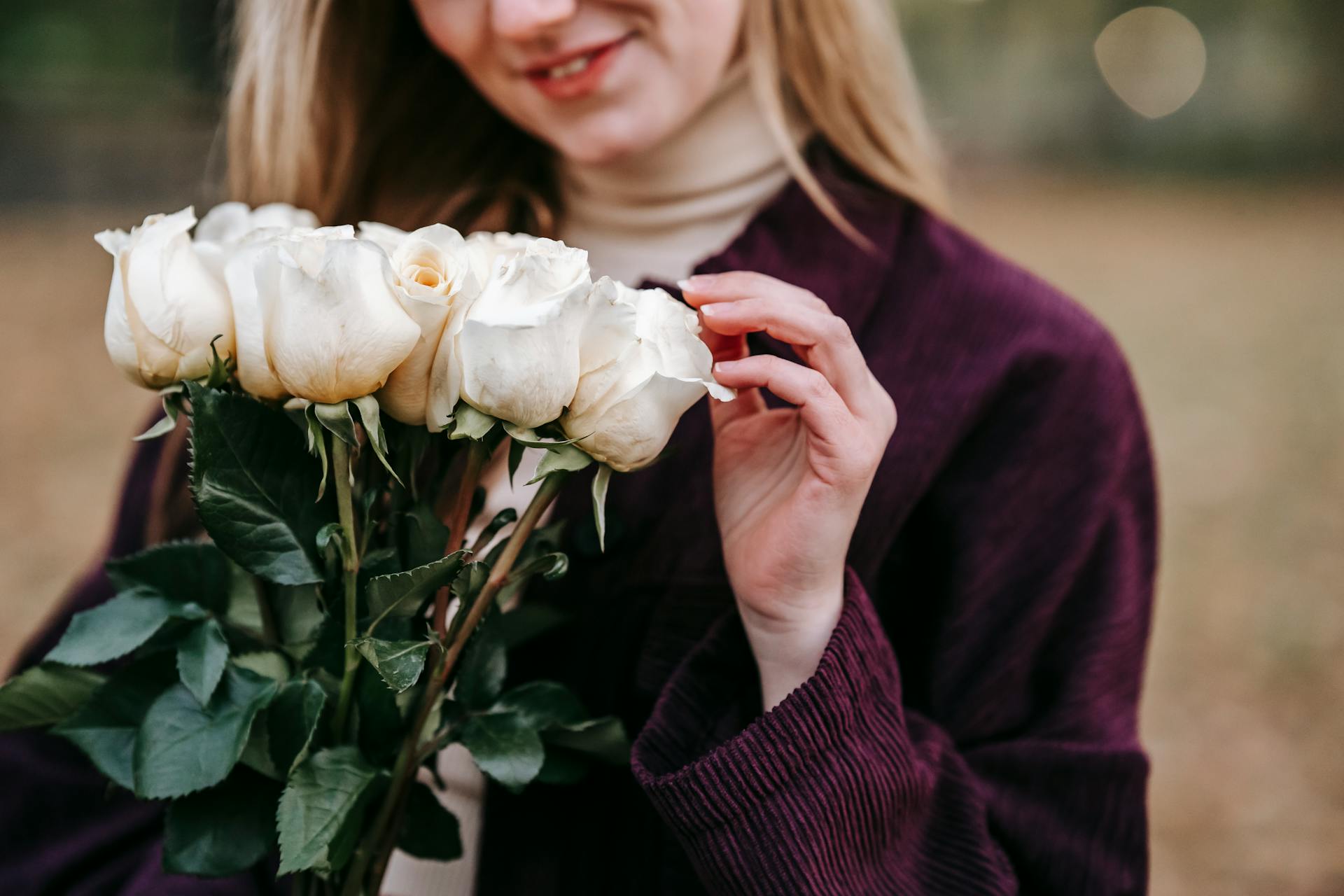 Una mujer sosteniendo rosas | Fuente: Pexels