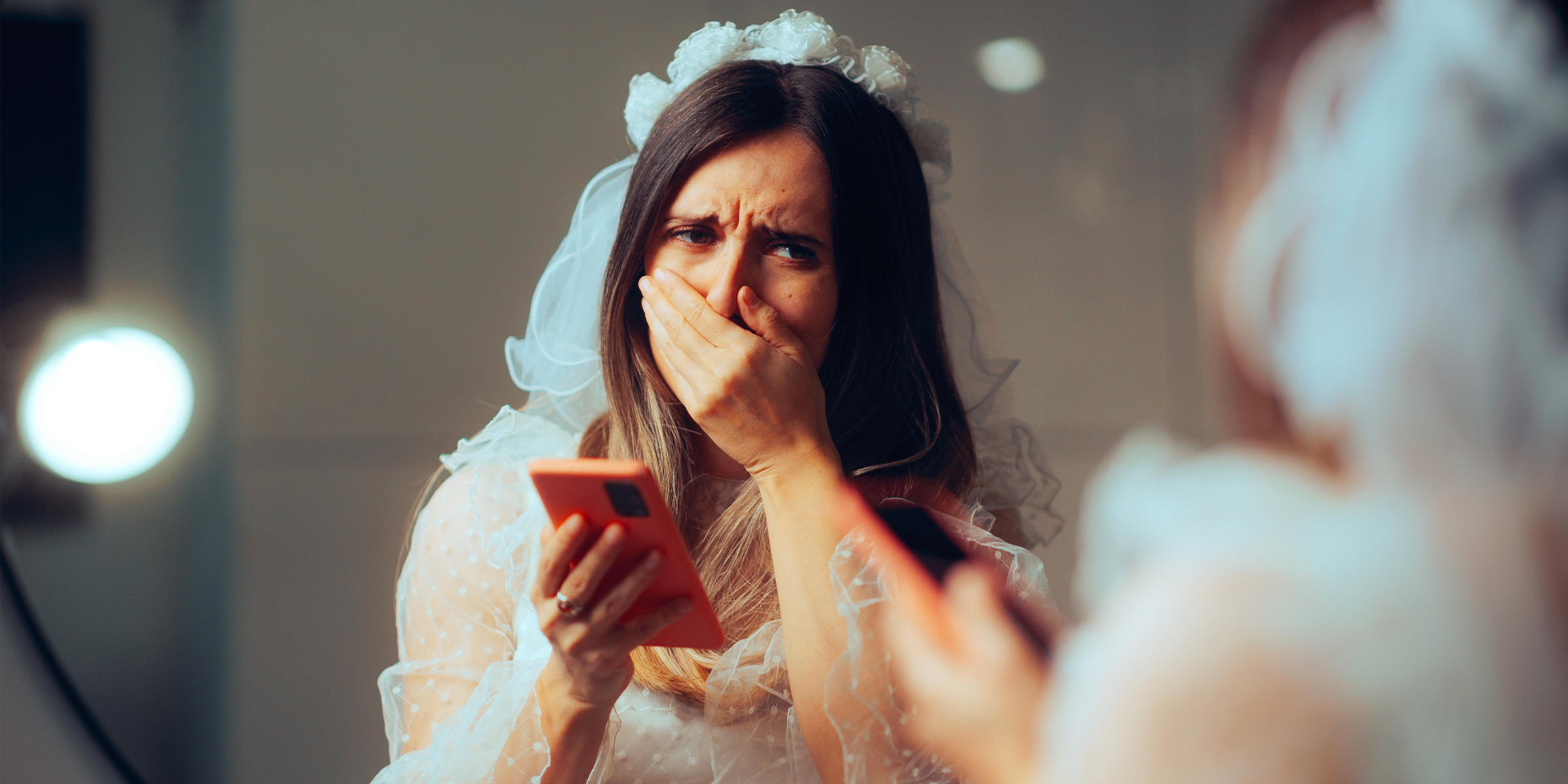 Una mujer reacciona a un mensaje en su teléfono | Fuente: Shutterstock