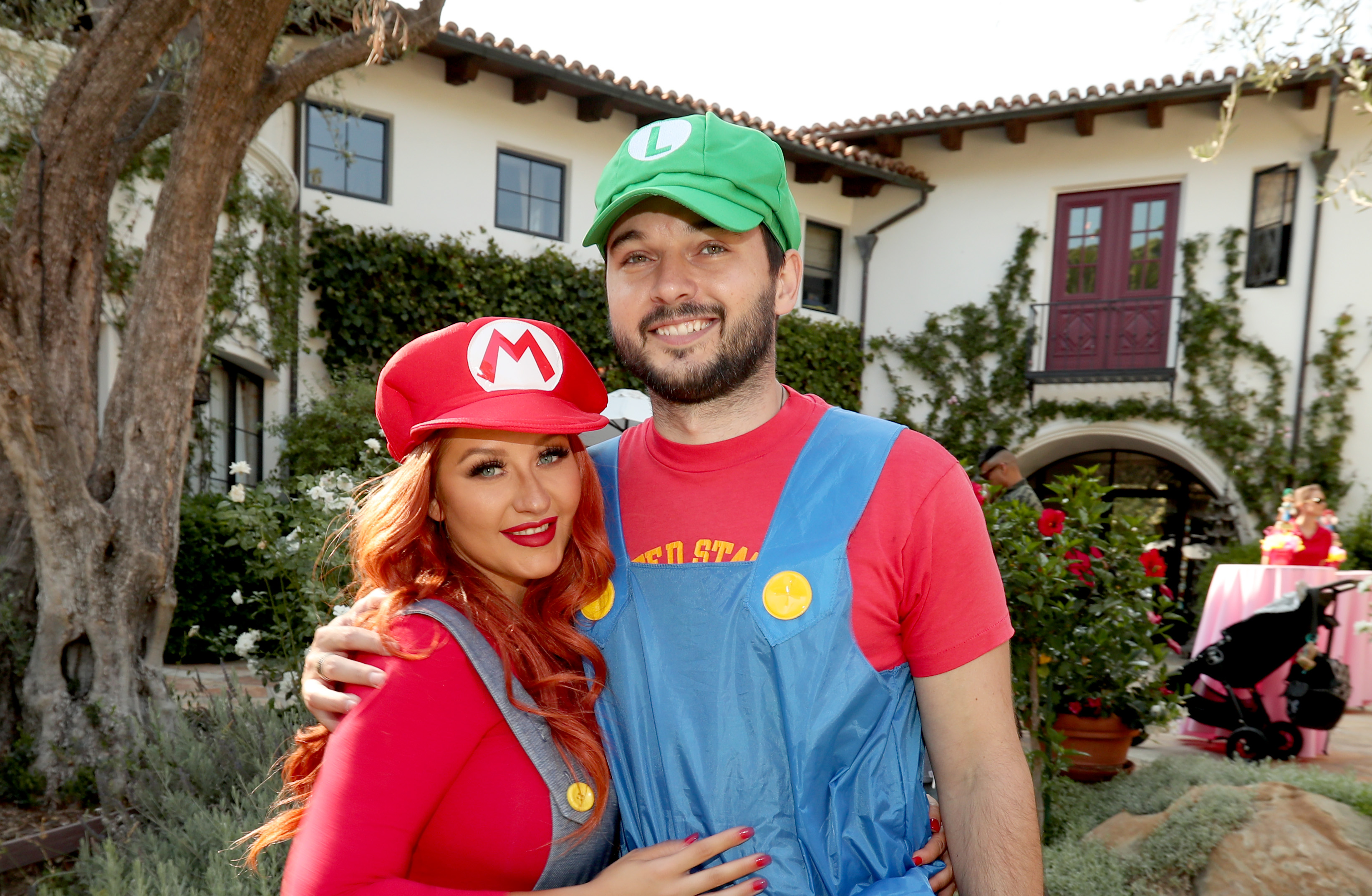 Christina Aguilera y Matthew Rutler posando para una foto durante la fiesta de cumpleaños de su hija. | Fuente: Getty Images