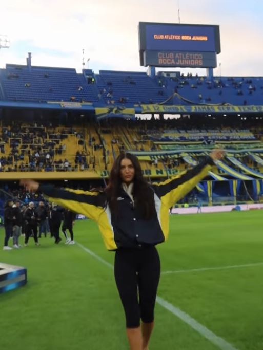 Zaira Nara desfila sobre el césped de La Bombonera durante su visita al estadio de Boca Juniors con un look deportivo en azul y amarillo. | Fuente: Instagram/zaira.nara