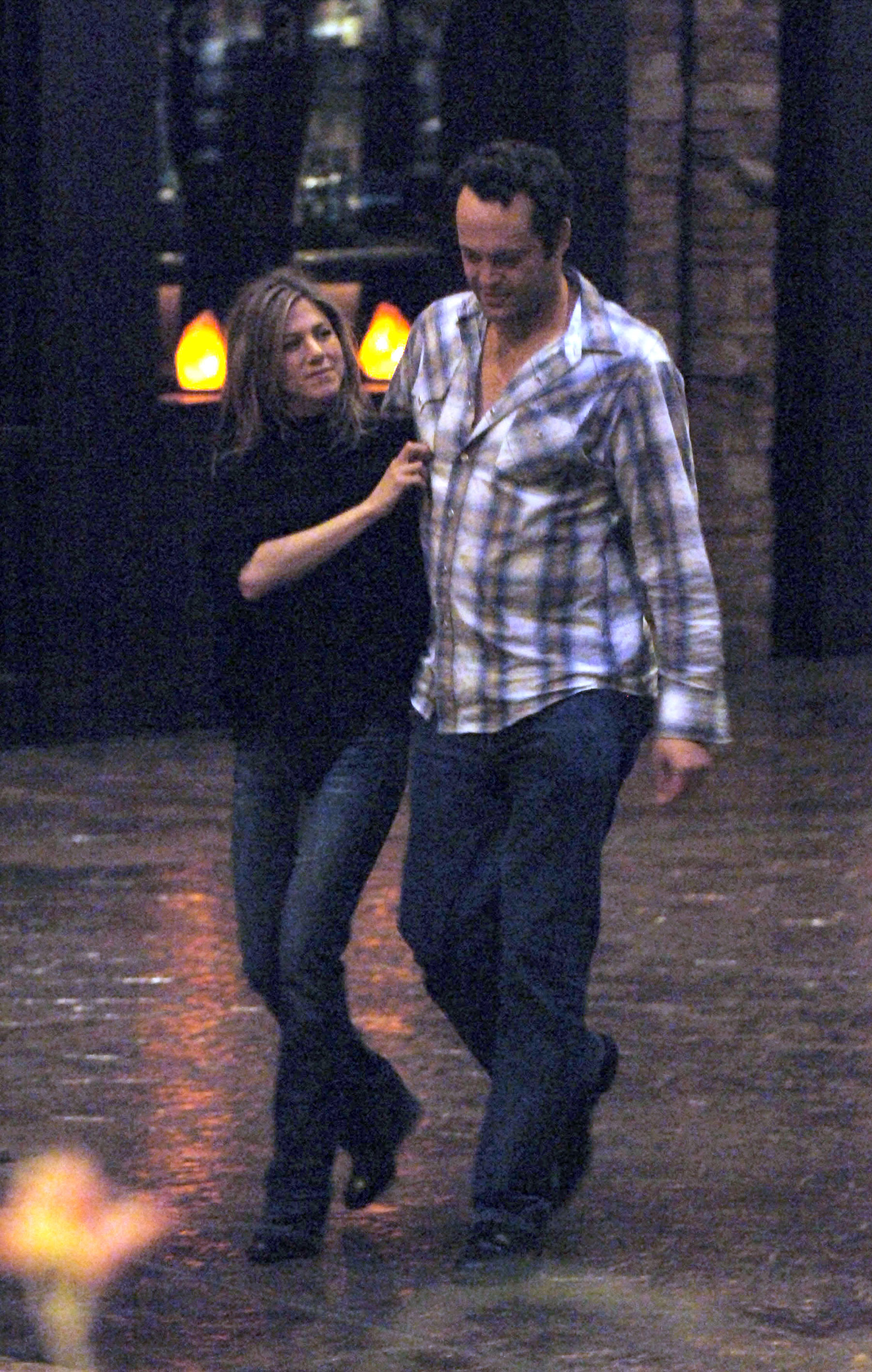 Aniston, que fue vista paseando por Las Vegas con Vince Vaughn en enero de 2006, iba relajada con un top negro de manga larga y unos vaqueros azules. Llevaba el pelo liso con raya en medio, enmarcando su rostro mientras paseaban codo a codo.