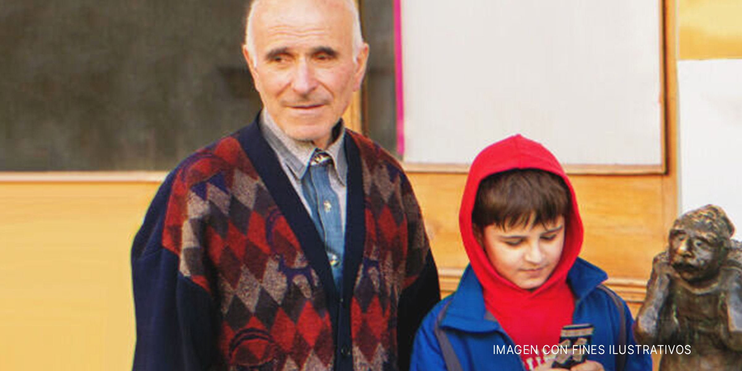 Anciano con niño en clase | Foto: Shutterstock