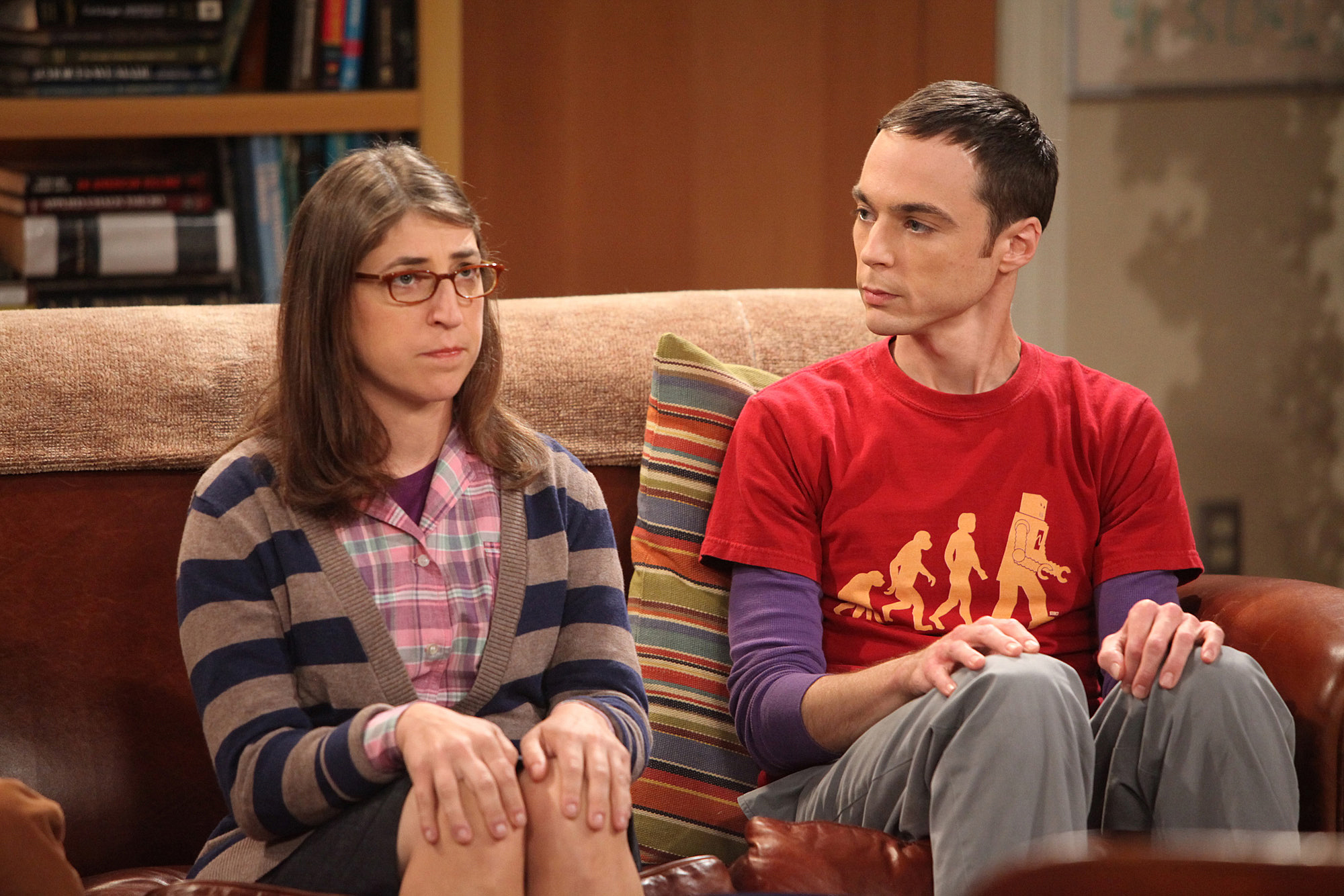 Mayim Bialik y Jim Parsons en "Big Bang Theory" el 23 de agosto de 2010 | Fuente: Getty Images