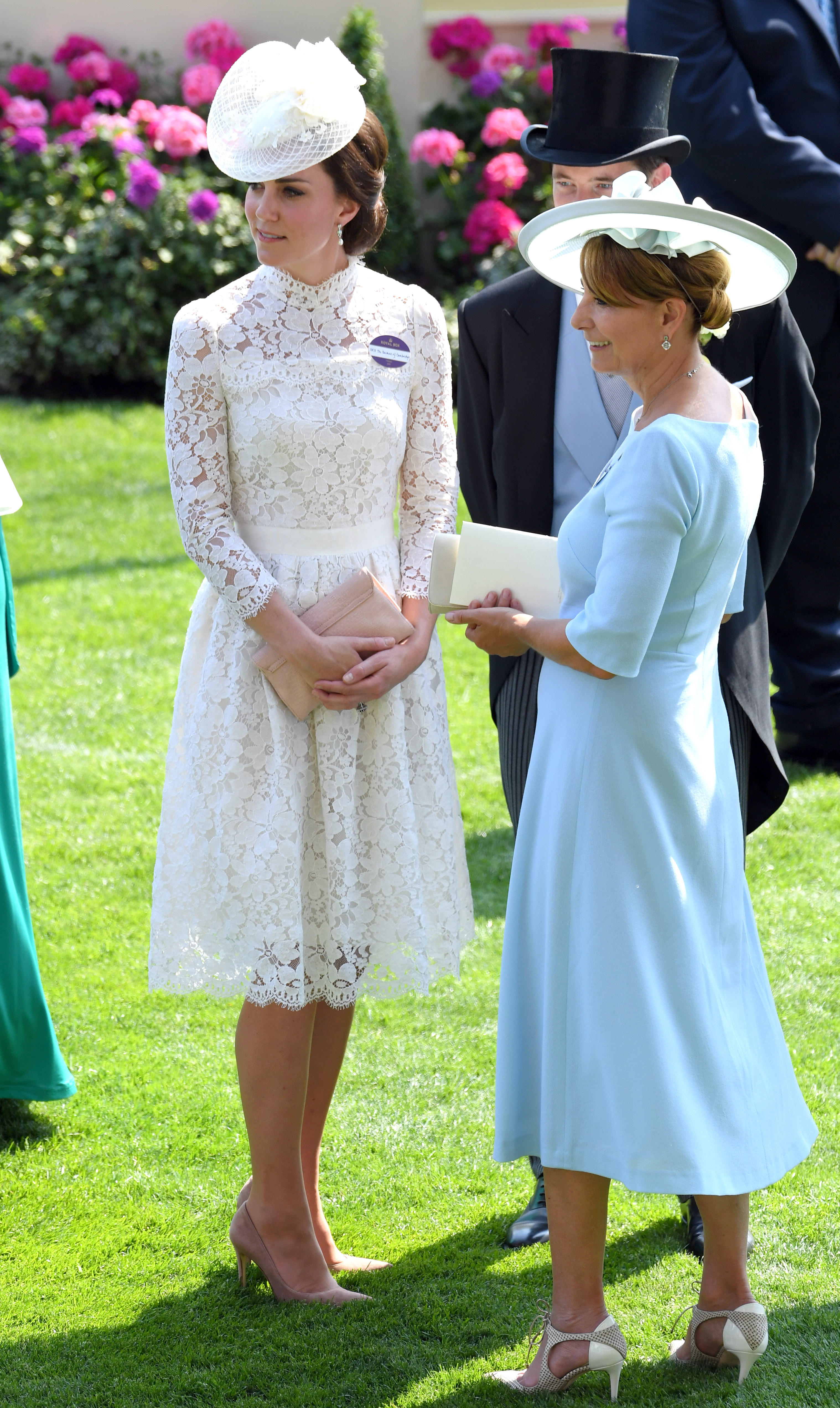 Catherine, duquesa de Cambridge y Carole Middleton asisten al Royal Ascot 2017 en el hipódromo de Ascot en Inglaterra, el 20 de junio de 2017 . | Foto: Getty Images