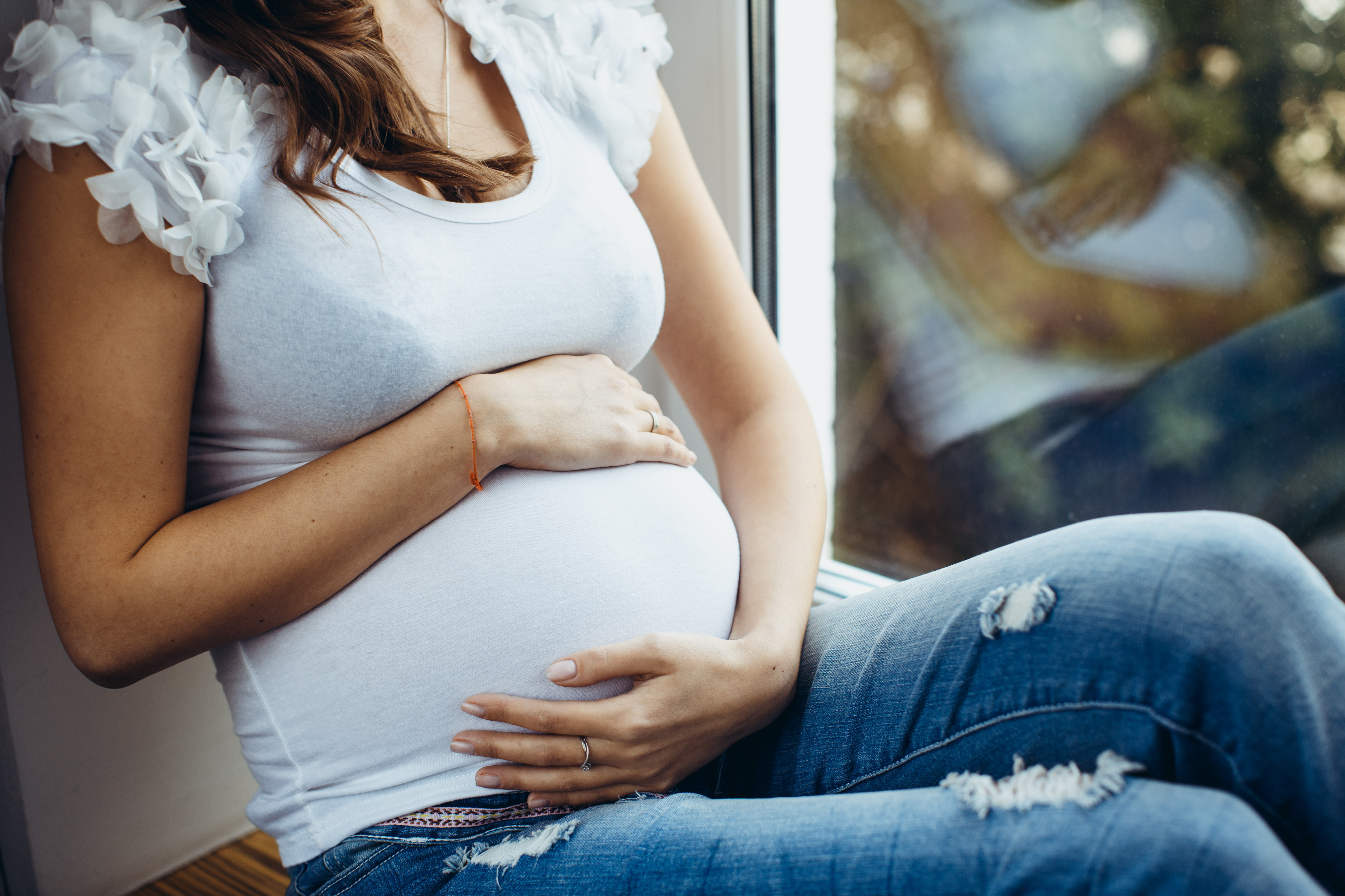 Futura madre acaricia su vientre | Fuente: Shutterstock