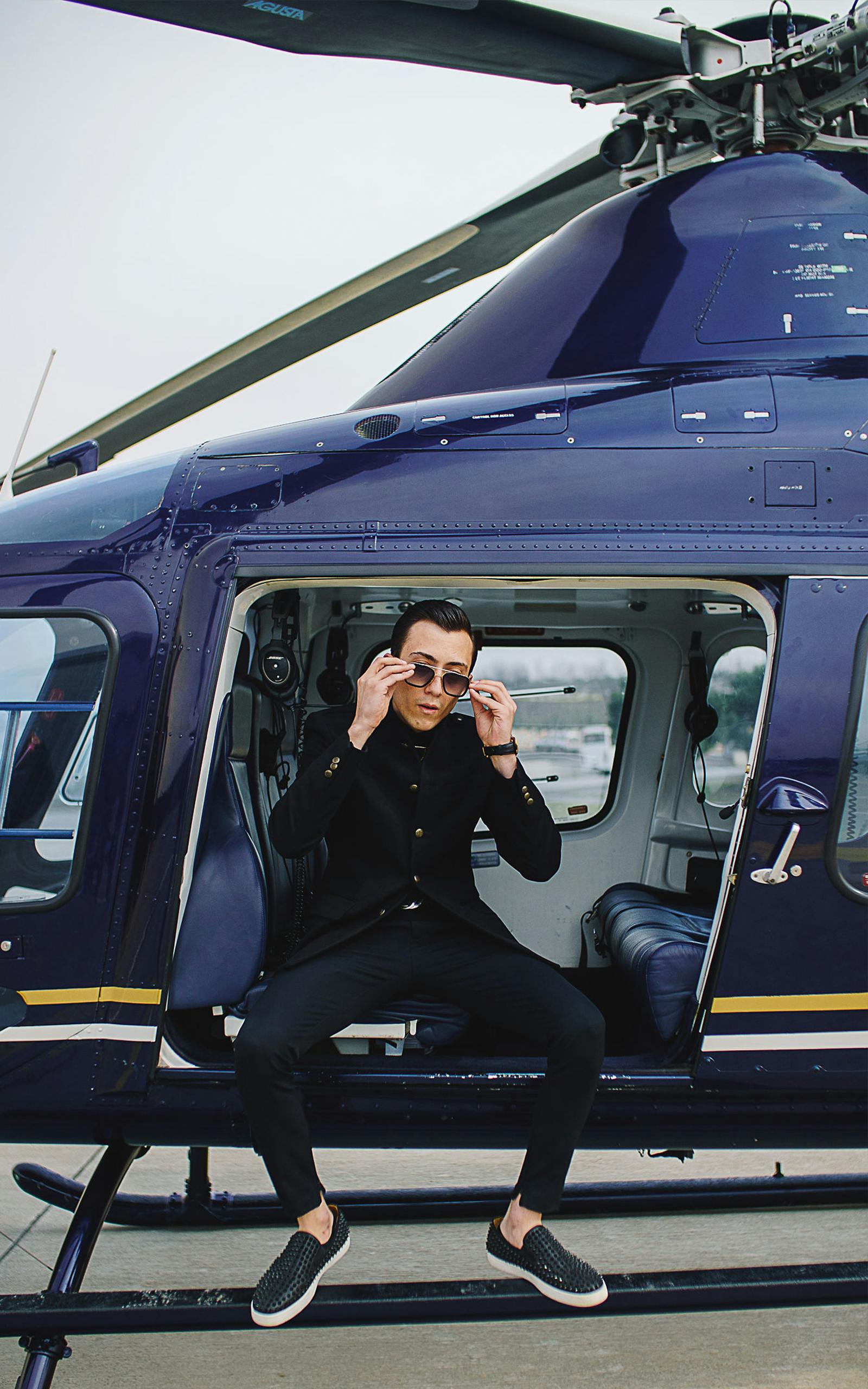 Un joven rico posa un helicóptero | Foto: Pexels
