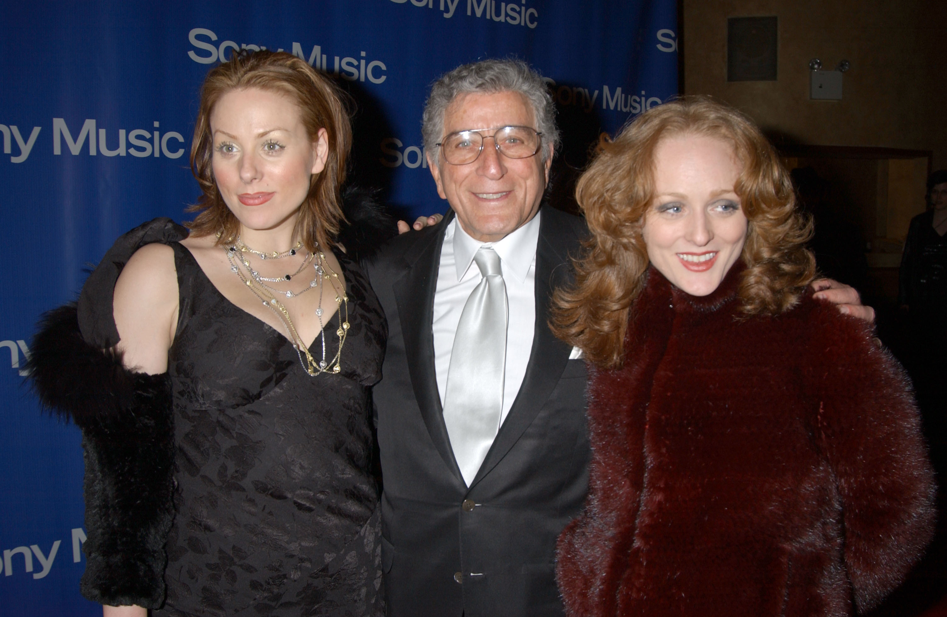 Joanna, Tony y Antonia Bennett en una fiesta posterior a los Grammy el 23 de febrero de 2003, en Nueva York. | Fuente: Getty Images