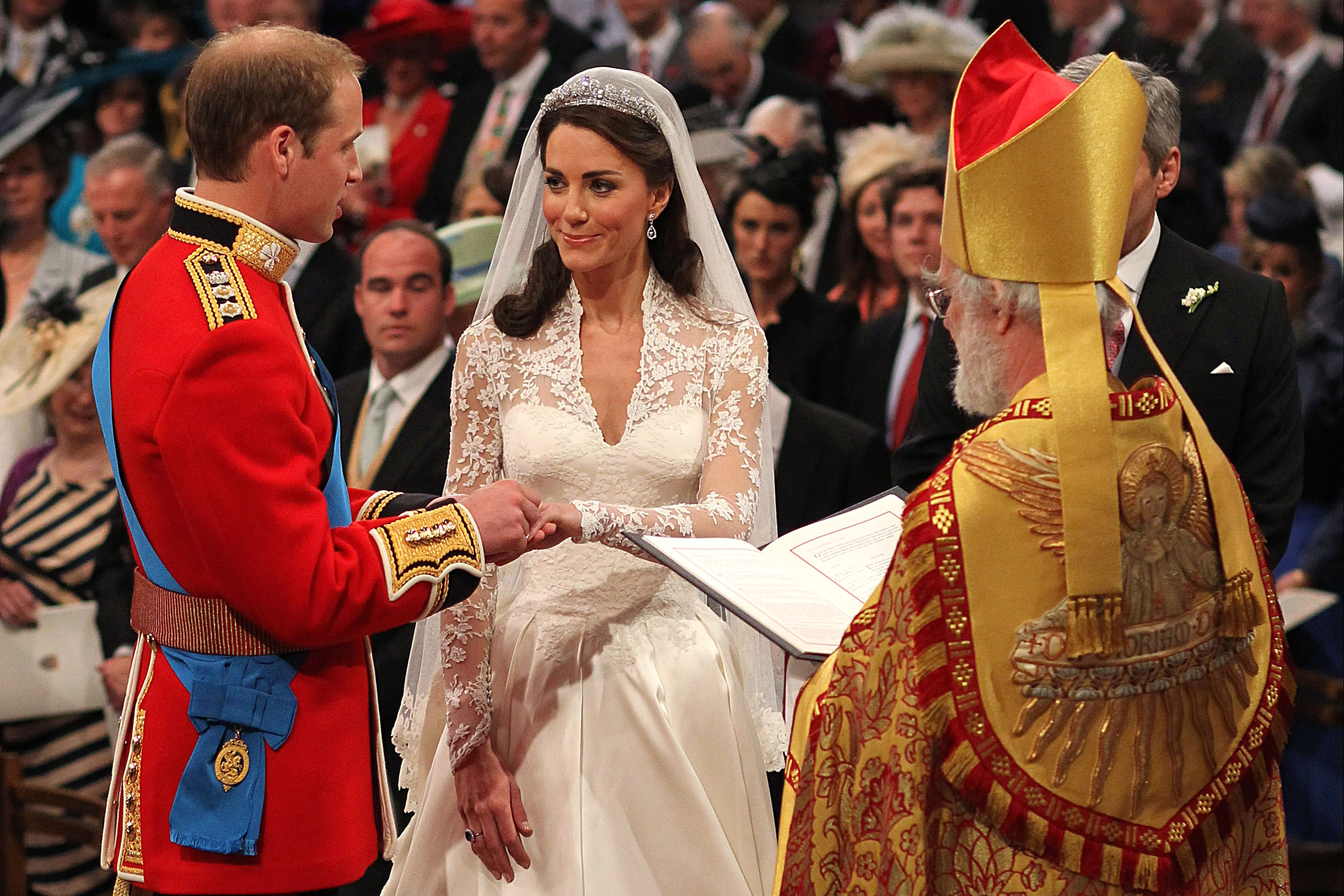 El príncipe William intercambia anillos con Catherine Middleton en el interior de la Abadía de Westminster el 29 de abril de 2011, en Londres, Inglaterra. | Fuente: Getty Images