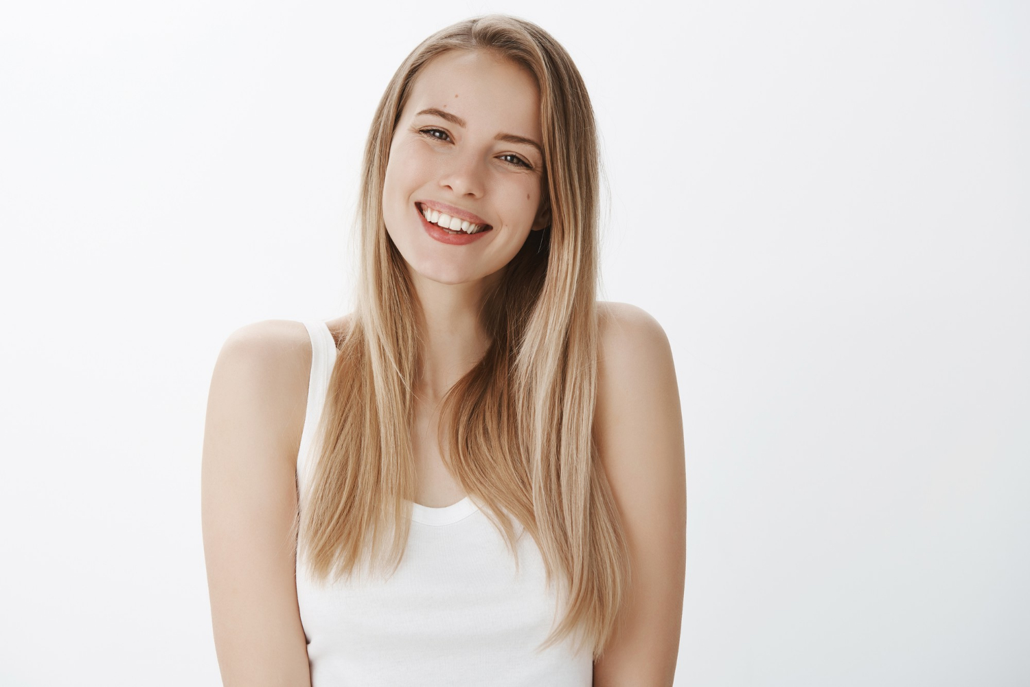 Una mujer alegre con una sonrisa amable | Fuente: Freepik