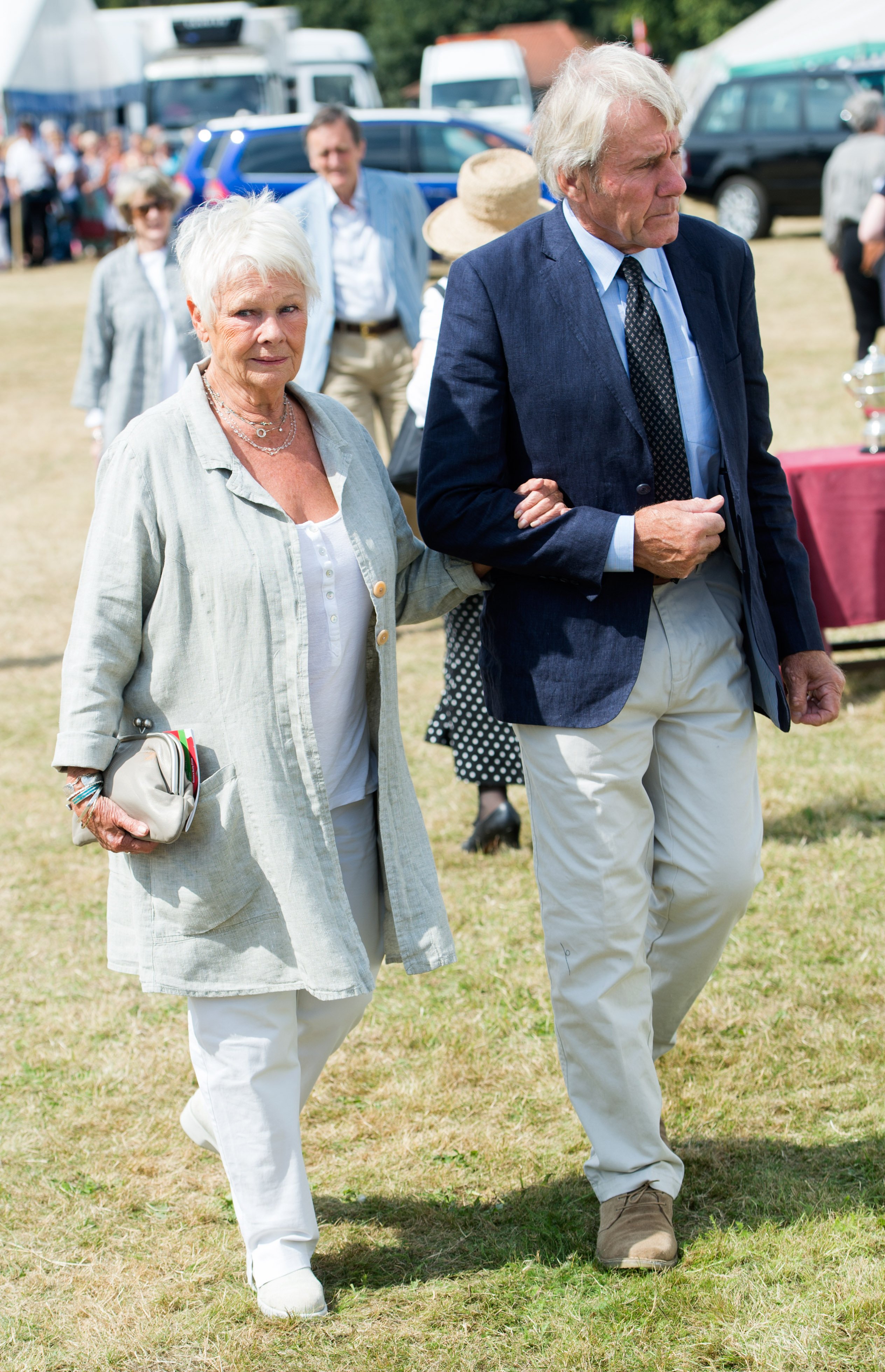 Judi Dench y David Mills en la Exposición de Flores de Sandringham el 30 de julio de 2014 | Fuente: Getty Images