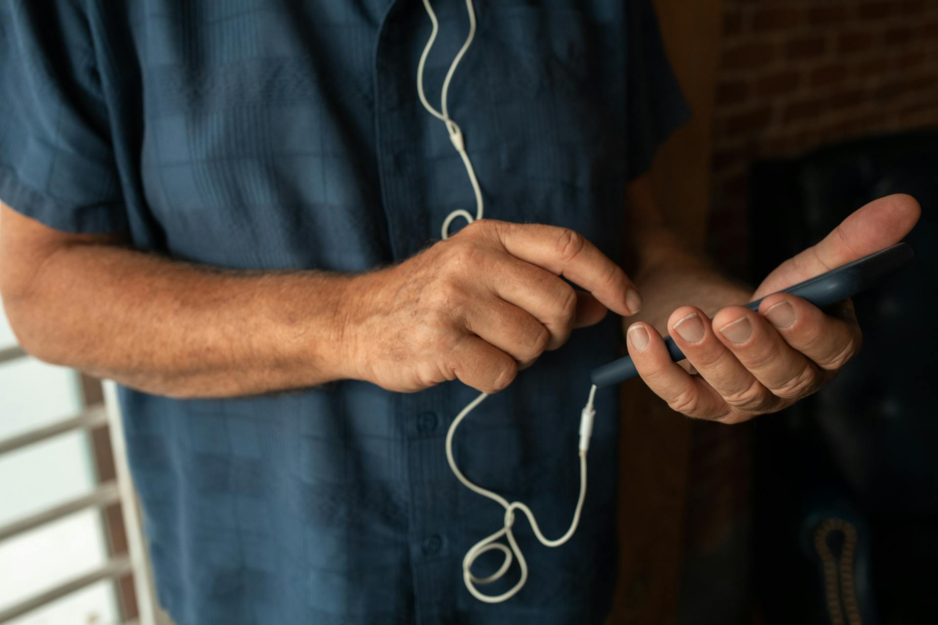 Un hombre usando su teléfono | Fuente: Pexels