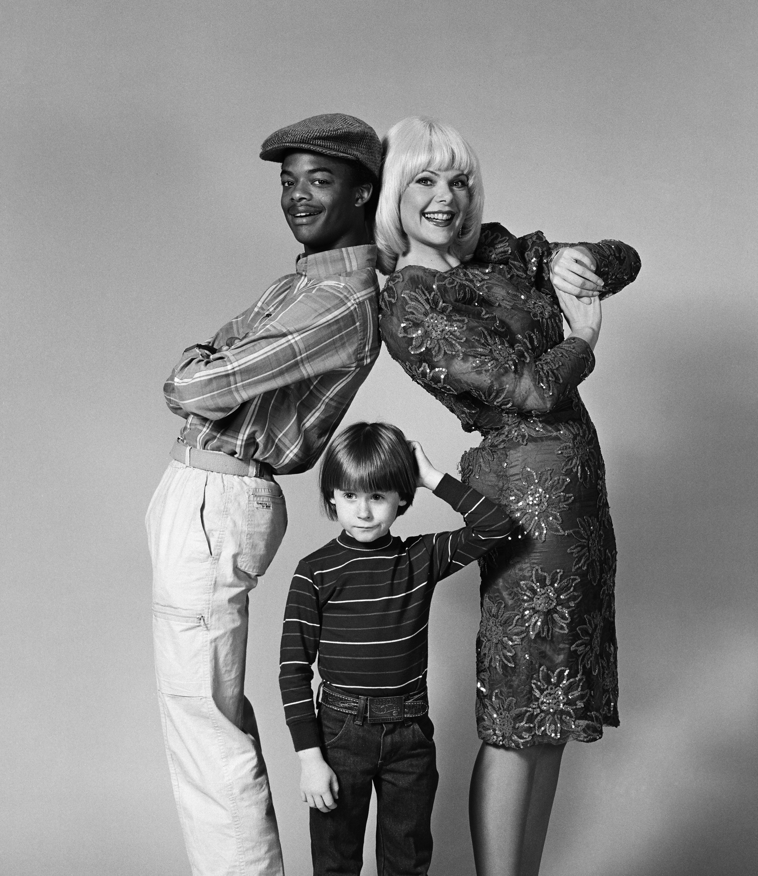 Todd Bridges, Danny Cooksey y la actriz en el plató de "Jennifer Slept Here", 1984 | Fuente: Getty Images