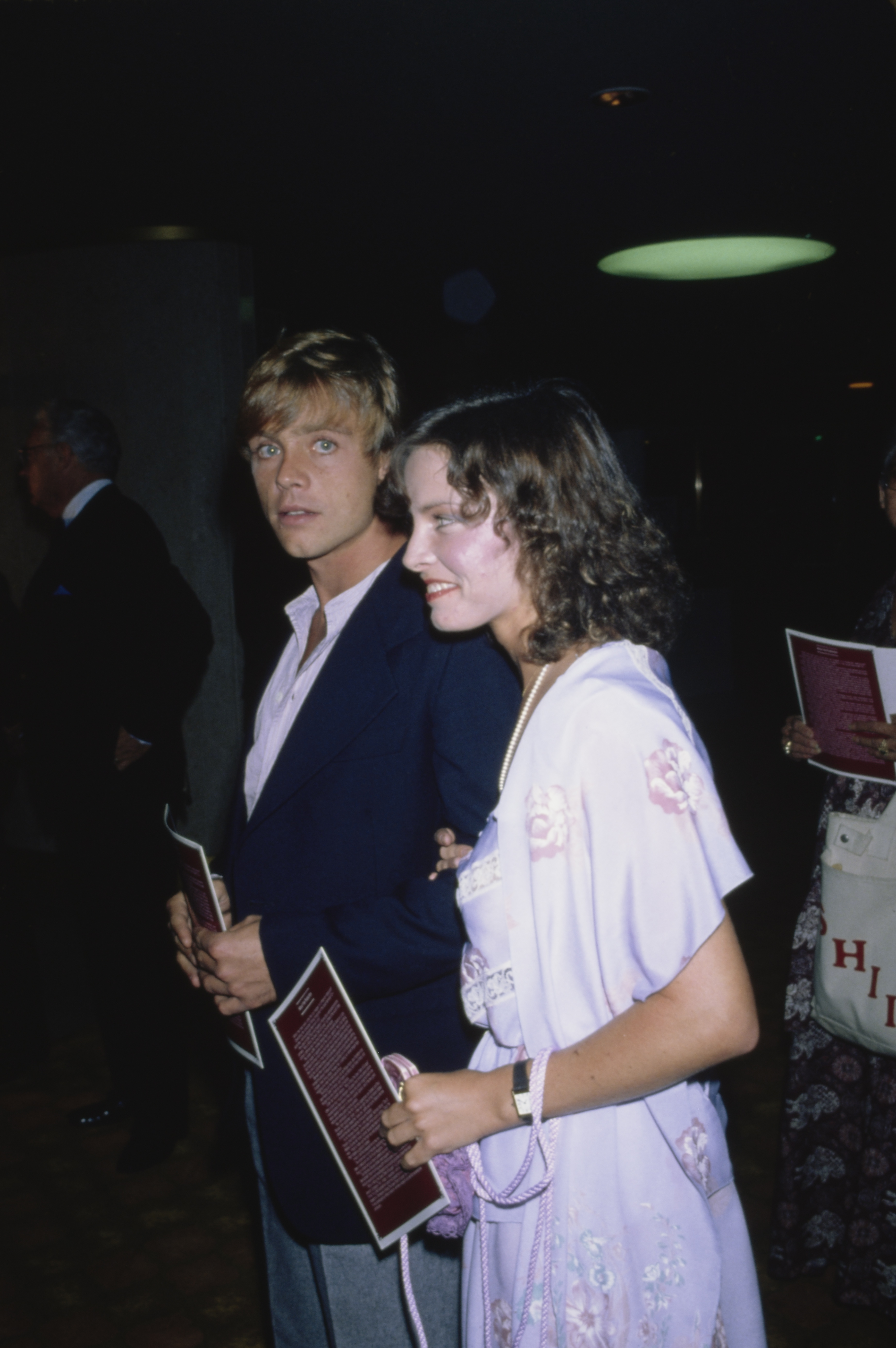 Mark Hamill y Marilou York aparecieron juntos en una fotografía antigua, años antes de que sus tres hijos hicieran breves cameos en The Last Jedi, continuando con la conexión de la familia con la franquicia. | Fuente: Getty Images