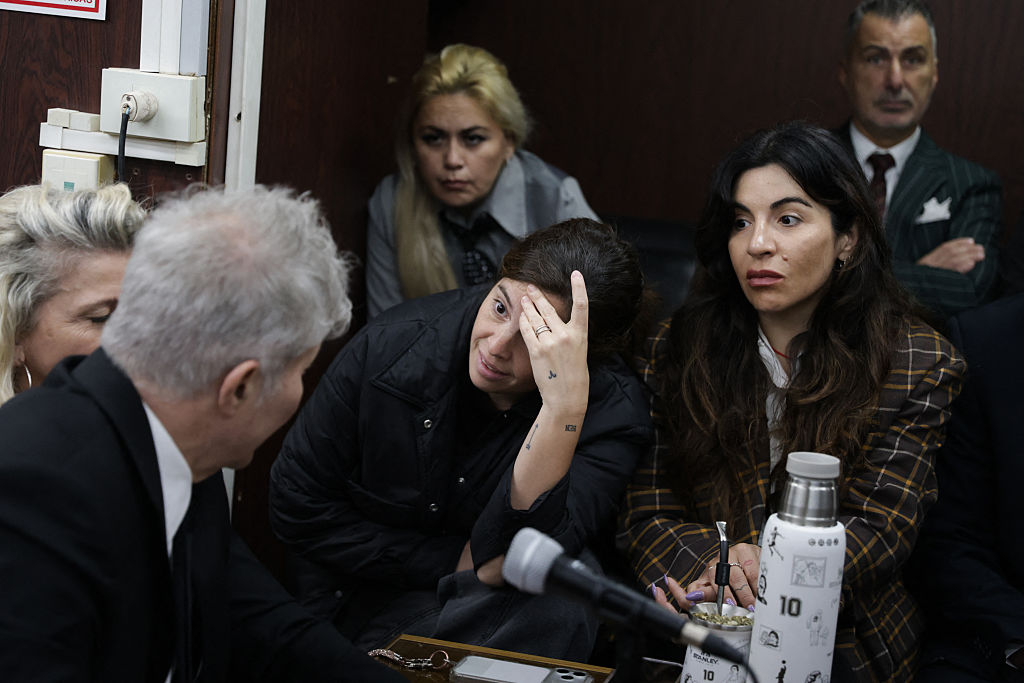 Dalma Maradona (centro) y Giannina Maradona (derecha), hijas de la fallecida leyenda del fútbol argentino Diego Maradona, conversan con su abogado Fernando Burlando (izquierda) mientras Verónica Ojeda (al fondo) —expareja de Maradona y madre de Diego Fernando Maradona— observa la escena, antes de una audiencia judicial en el juicio por la muerte de Maradona en San Isidro, provincia de Buenos Aires, Argentina, el 8 de octubre de 2026. | Fuente: Getty Images
