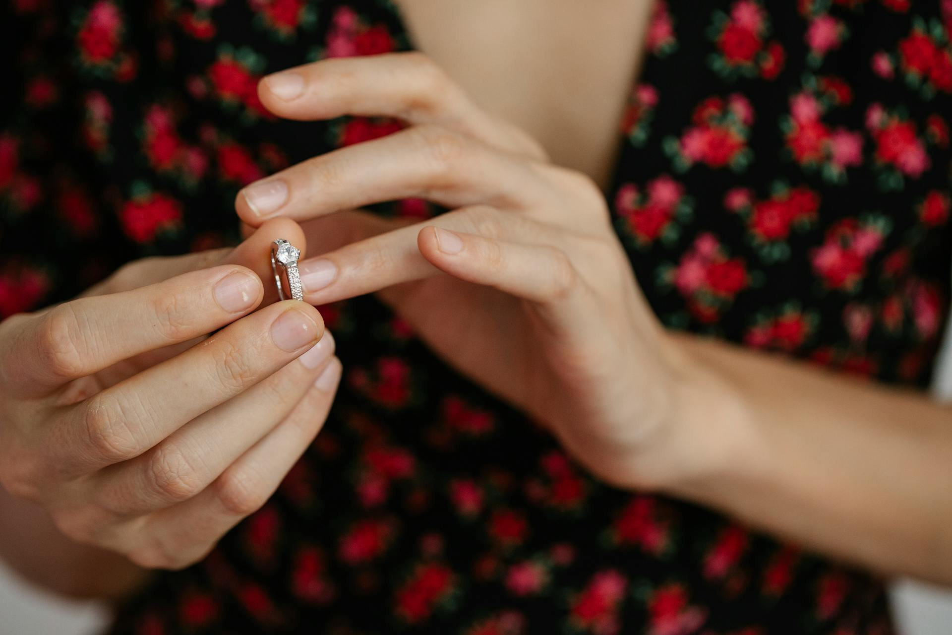 Una mujer poniéndose un anillo en el dedo | Fuente: Pexels