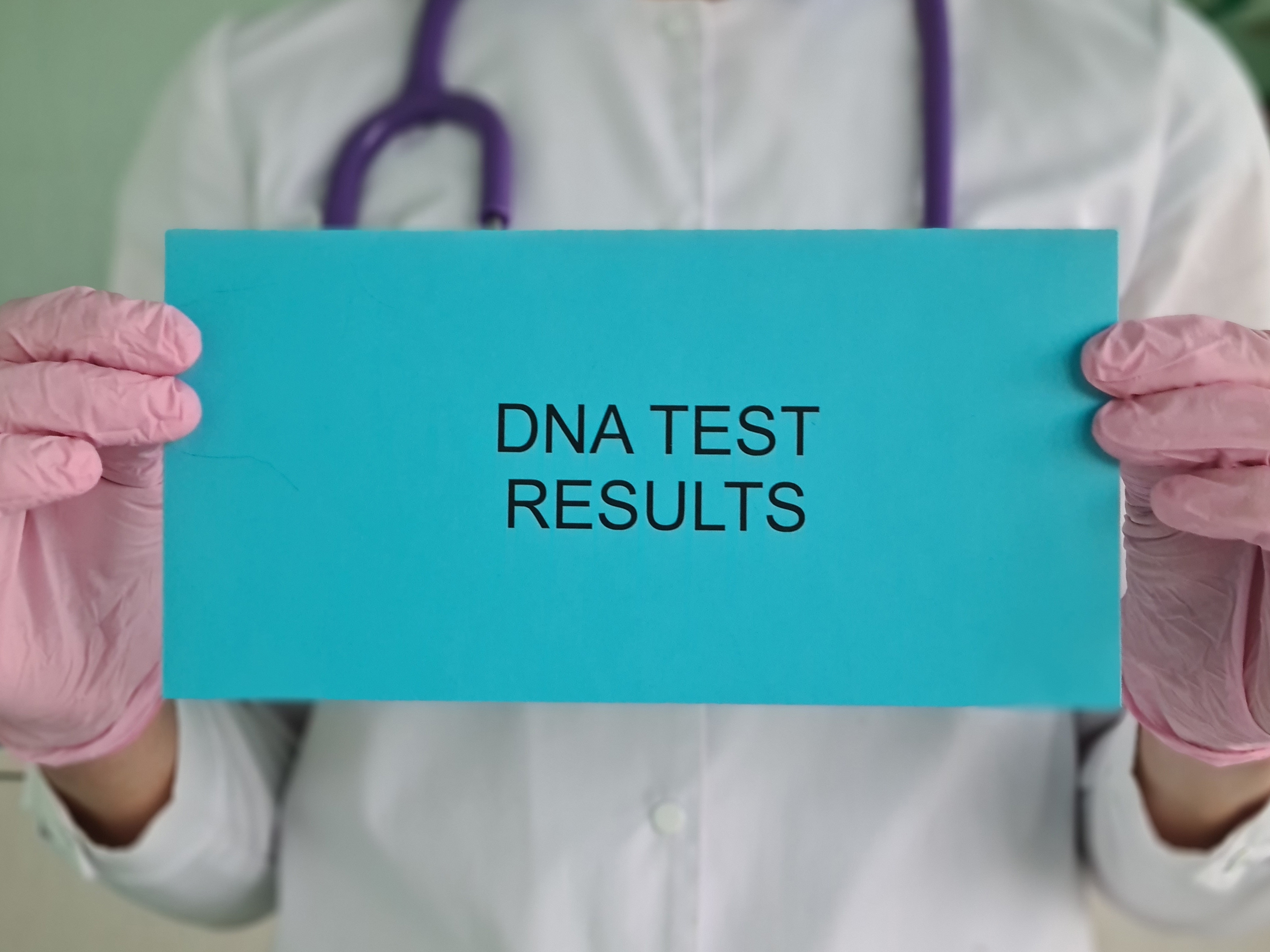 Médico sostiene un sobre con los resultados de una prueba de ADN | Foto: Shutterstock