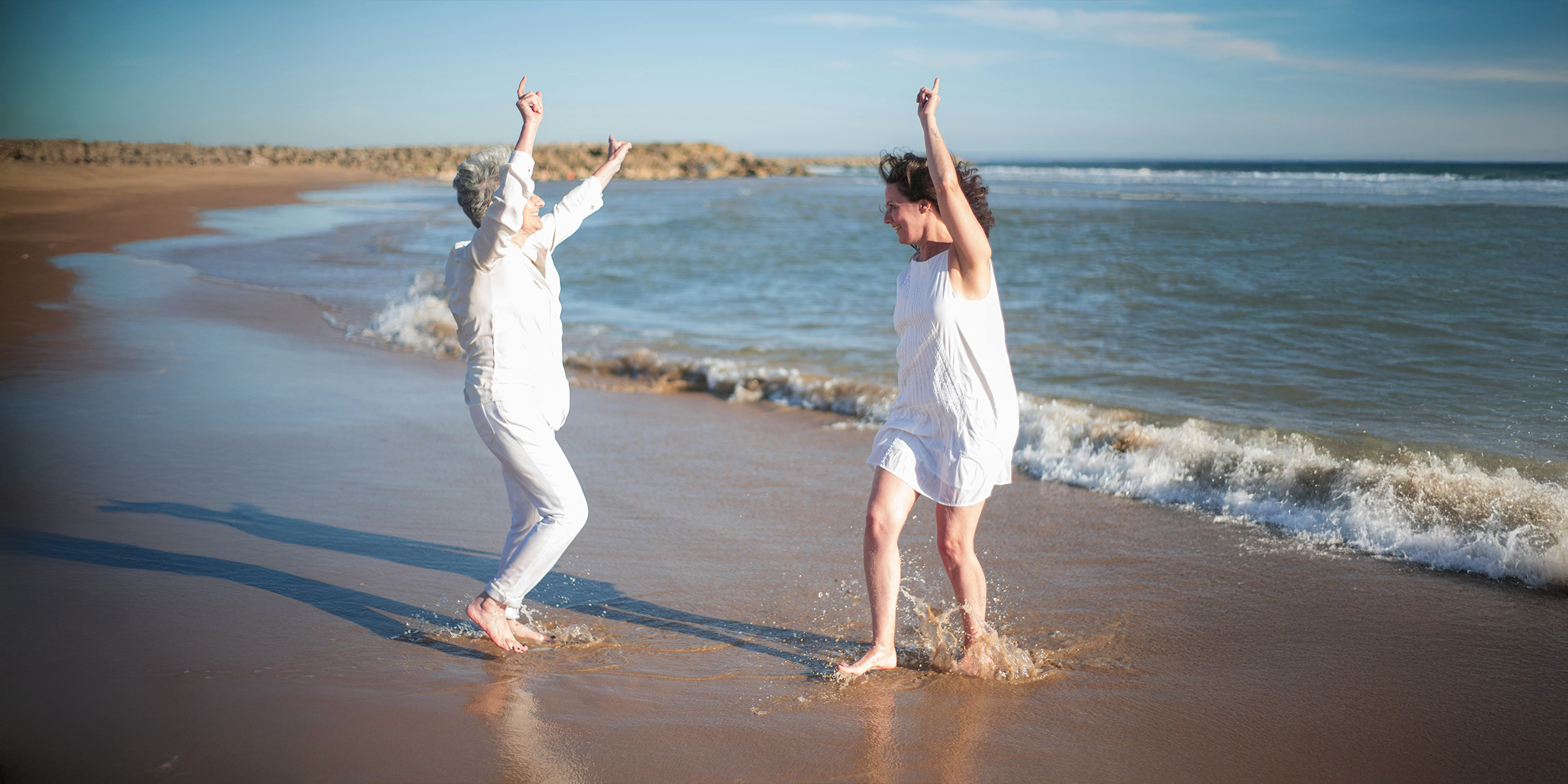 Dos mujeres felices en la playa | Fuente: Pexels