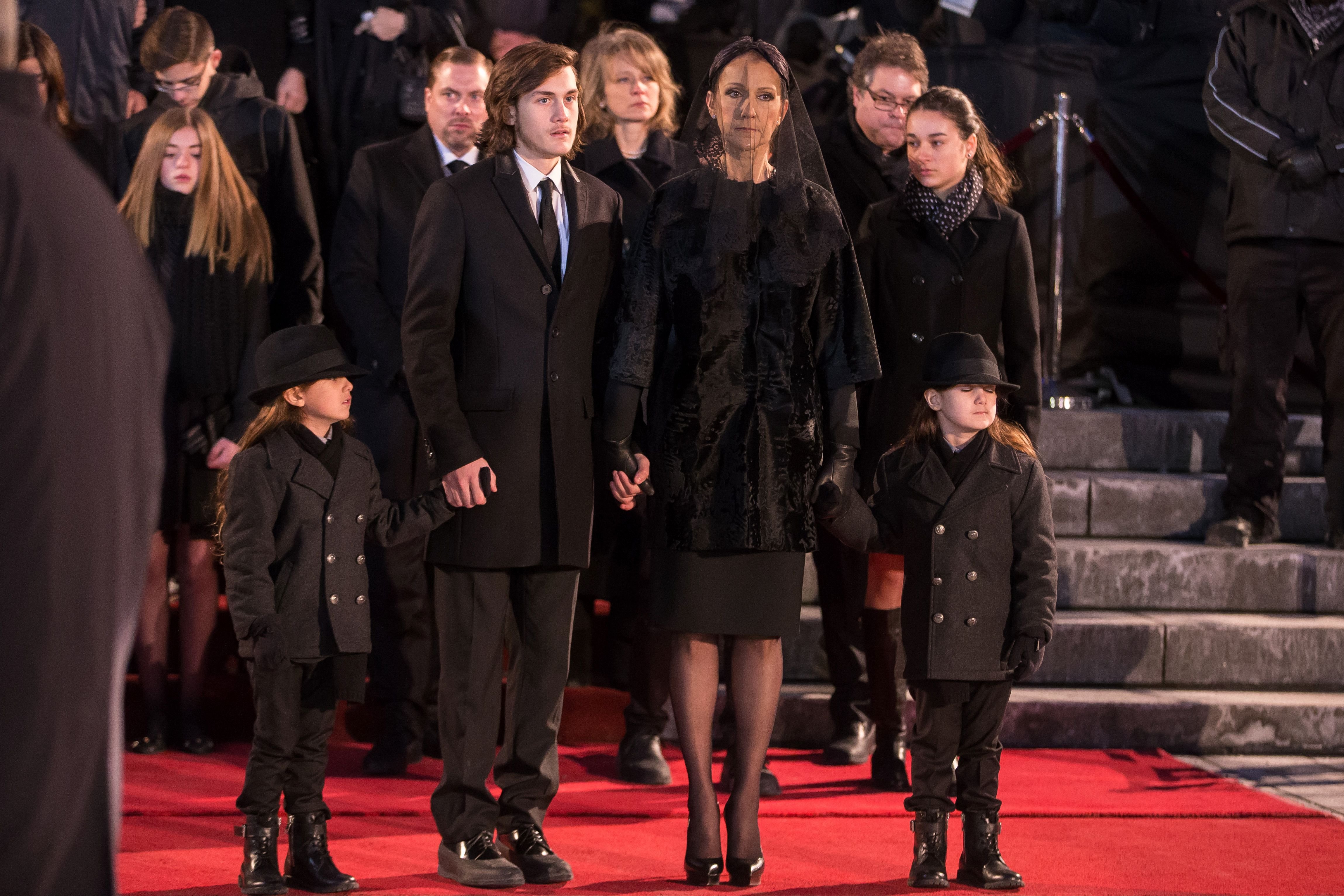 Céline Dion con René-Charles, Eddy y Nelson, en el funeral de René Angélil en la basílica de Notre-Dame en Montreal el 22 de enero de 2016 | Foto: Getty Images