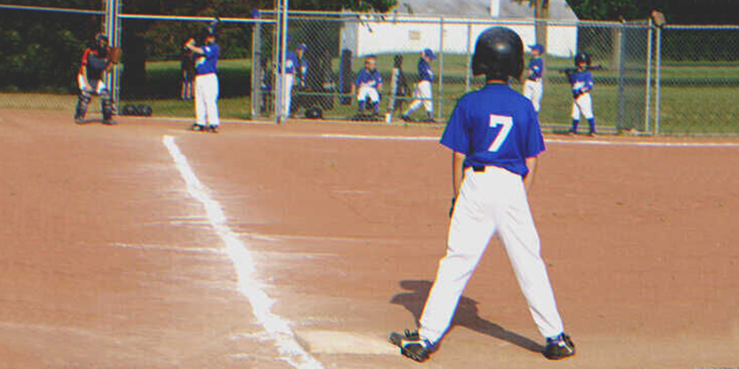 Un niño jugando al baseball | Foto: Shutterstock