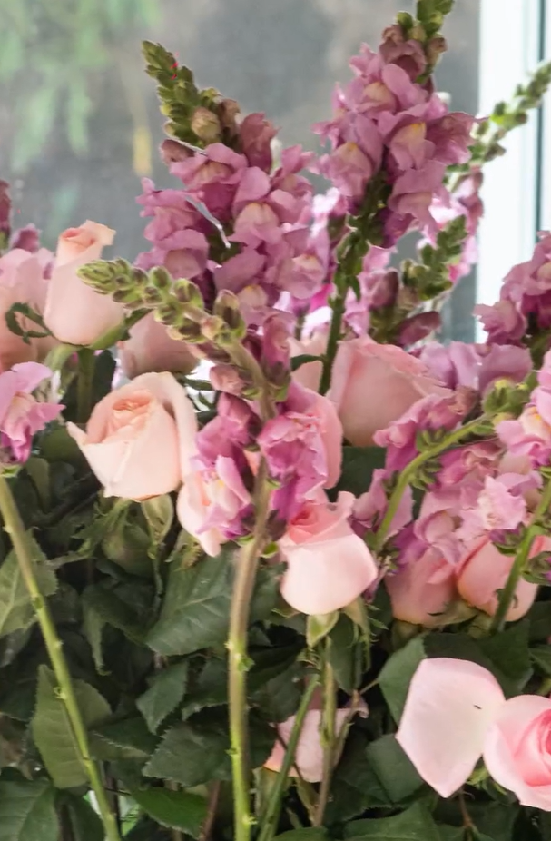Flores que decoran el espacio donde Dulce María celebró el bautismo de su segunda hija | Fuente: Instagram/dulcemaria