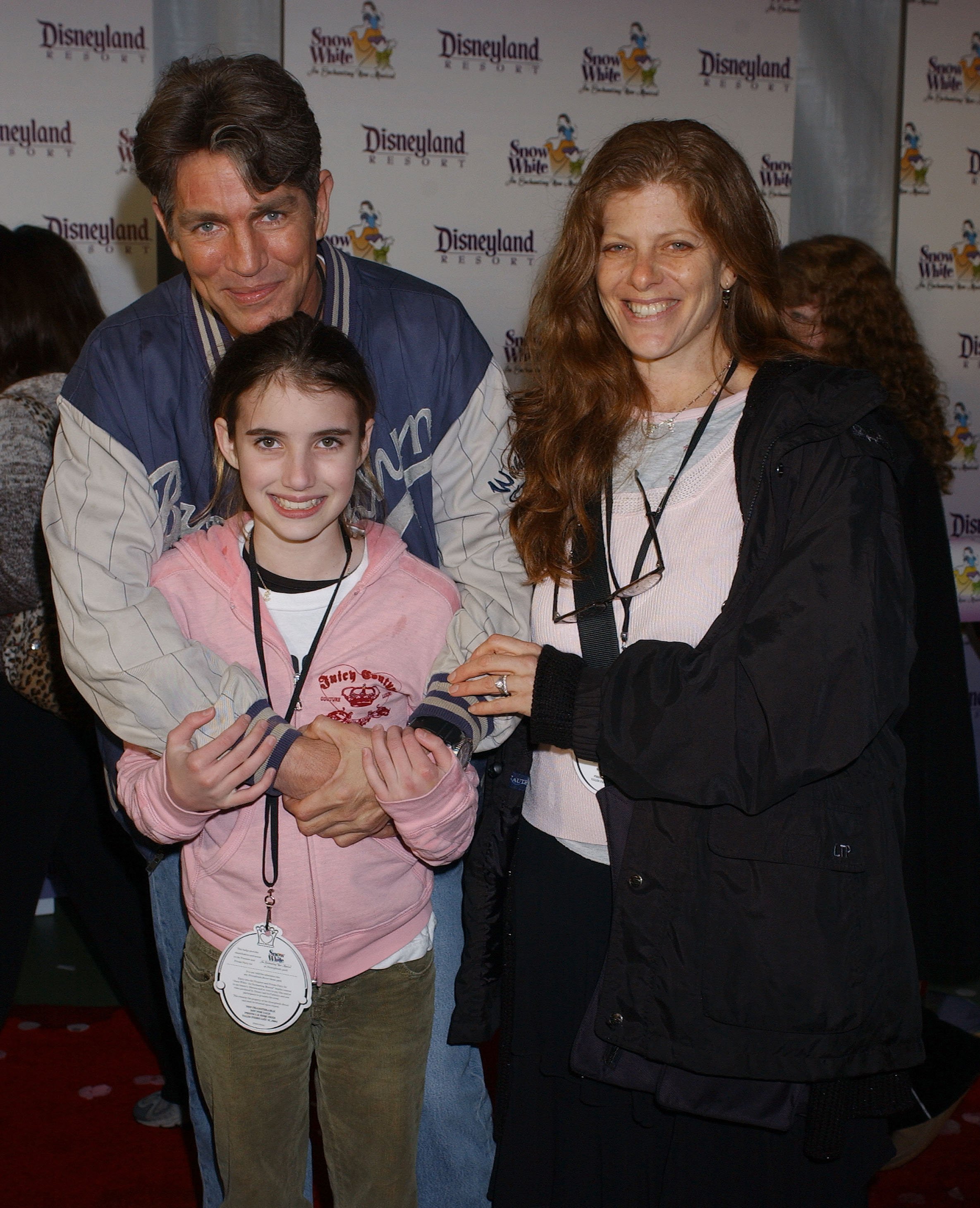 Eric Roberts, su hija Emma y su esposa Eliza durante el estreno de "Snow White - An Enchanting New Musical" en el Theatre en Disneyland en Anaheim, California, Estados Unidos. | Foto: Getty Images