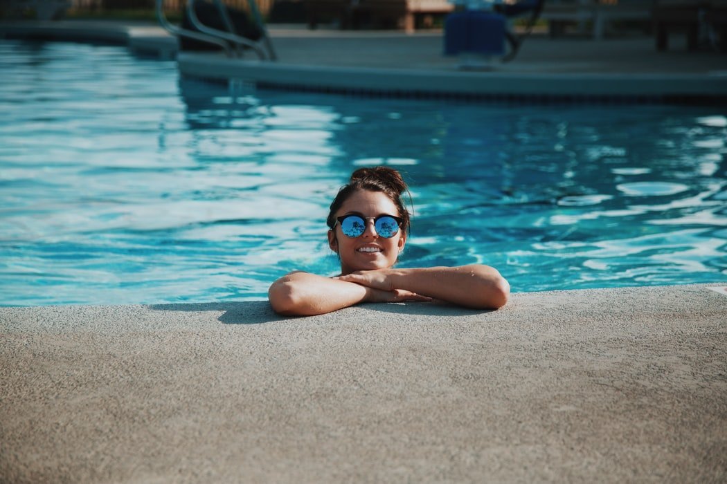 Gemma disfrutando de un baño vespertino en la piscina | Fuente: Unsplash