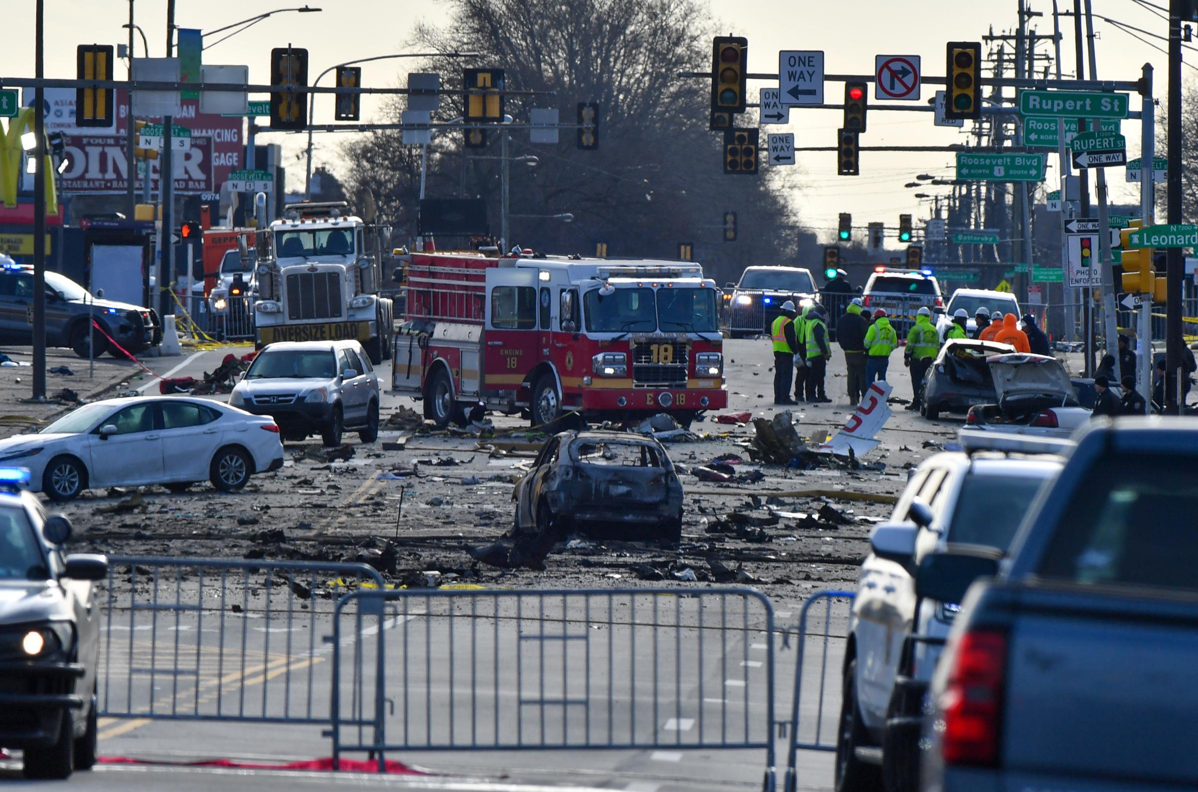 Continúa la investigación en el lugar donde se estrelló un avión médico en el noreste de Filadelfia el 1 de febrero de 2025 | Fuente: Getty Images