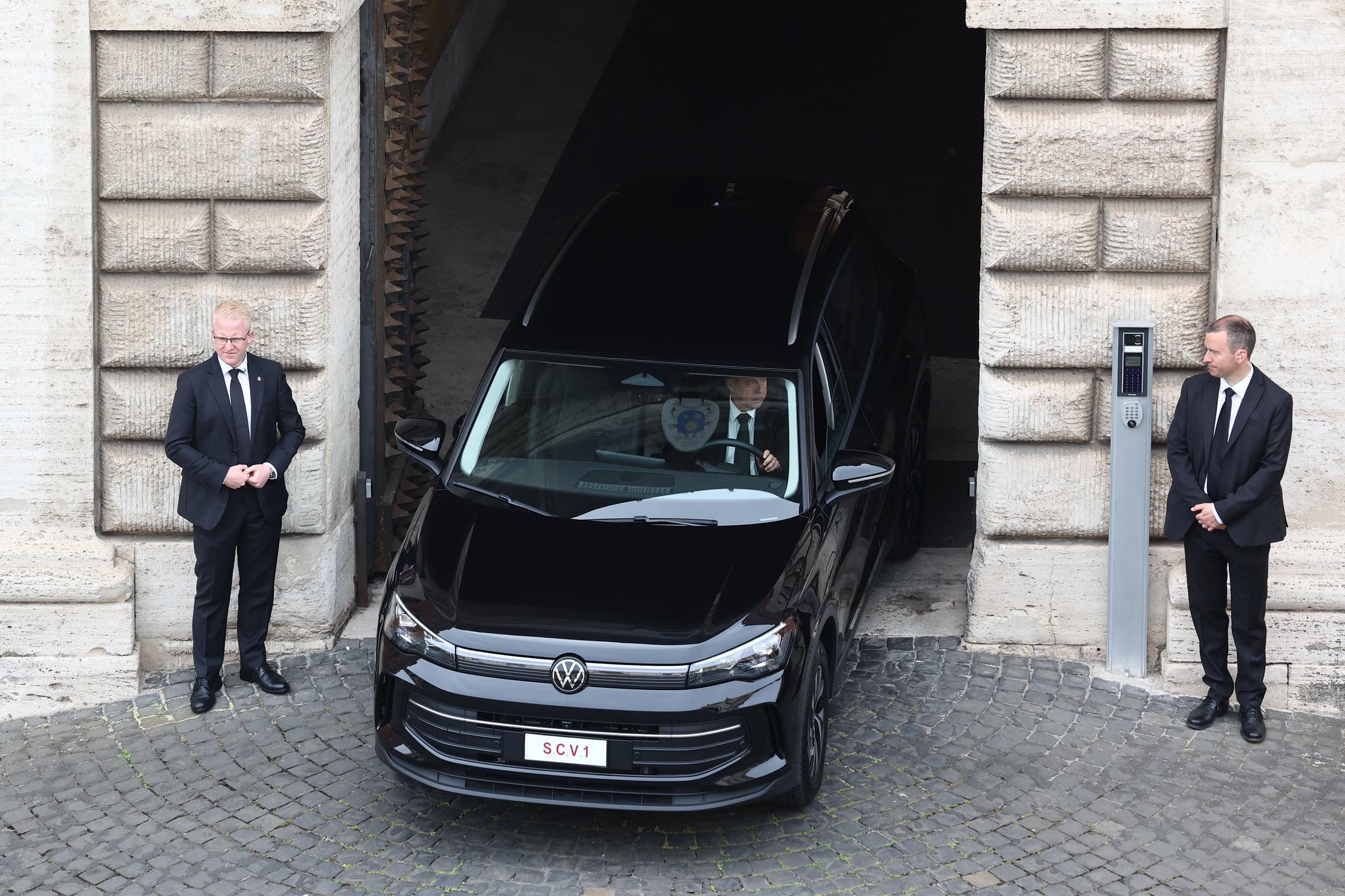 Automóvil con el papa León XIV antes de la oración del Regina Caeli en el balcón de la Basílica de San Pedro el 11 de mayo de 2025. | Fuente: Getty Images