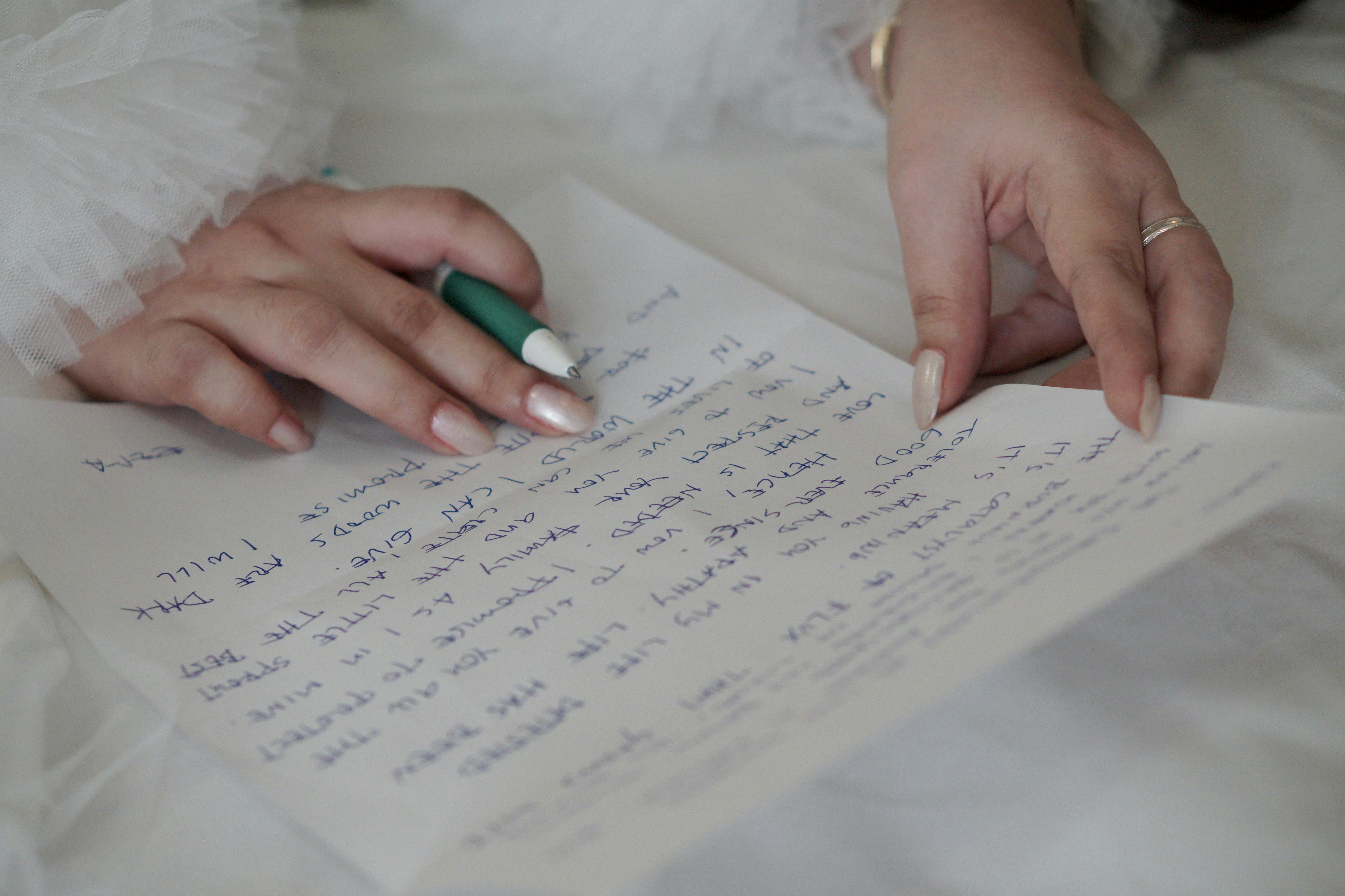 Mujer escribe una carta | Foto: Pexels