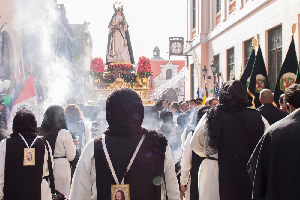 Devotos en procesión de Santa Rosa de Lima.| Fuente: Shutterstock
