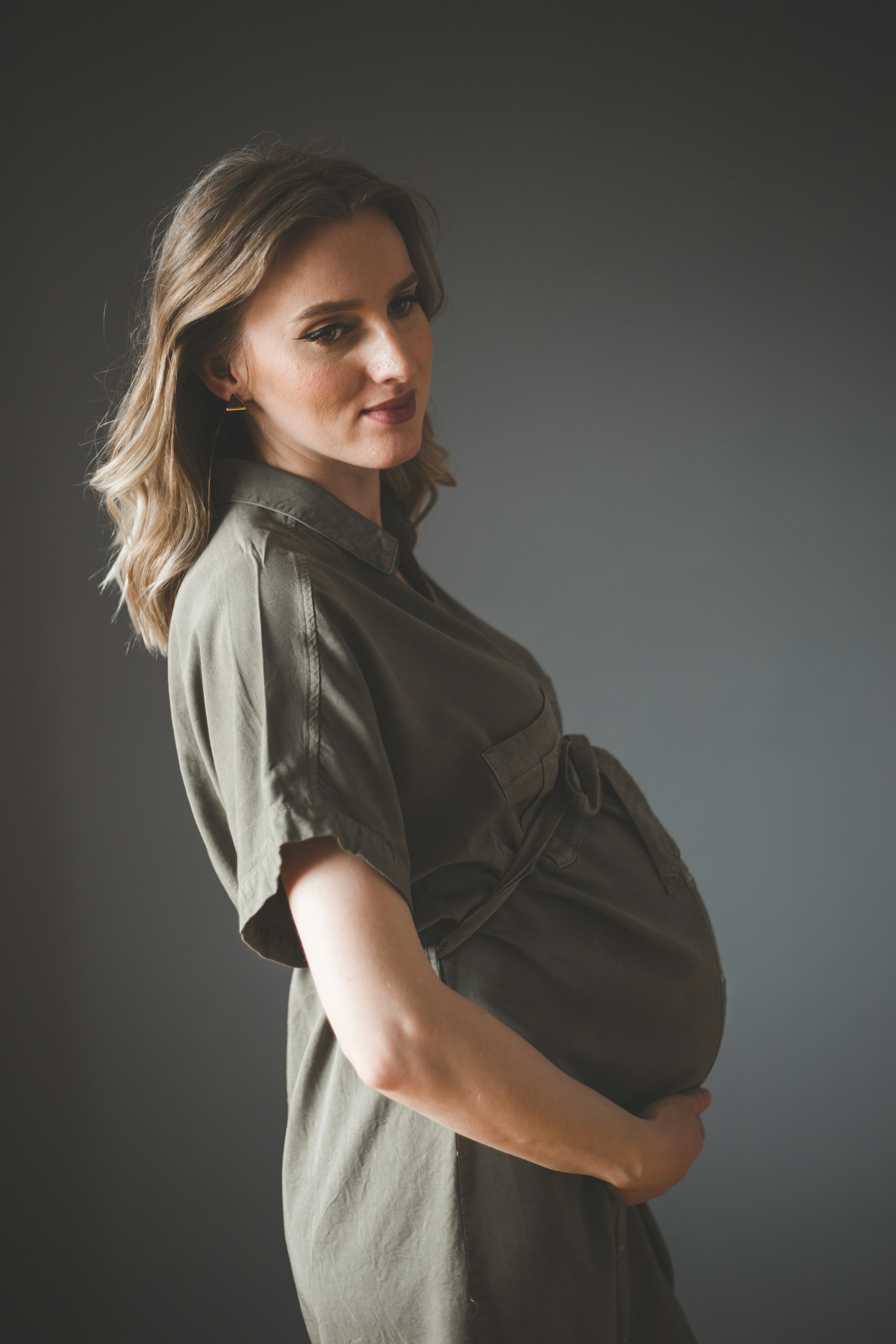 Una mujer embarazada sujetándose el vientre | Fuente: Unsplash