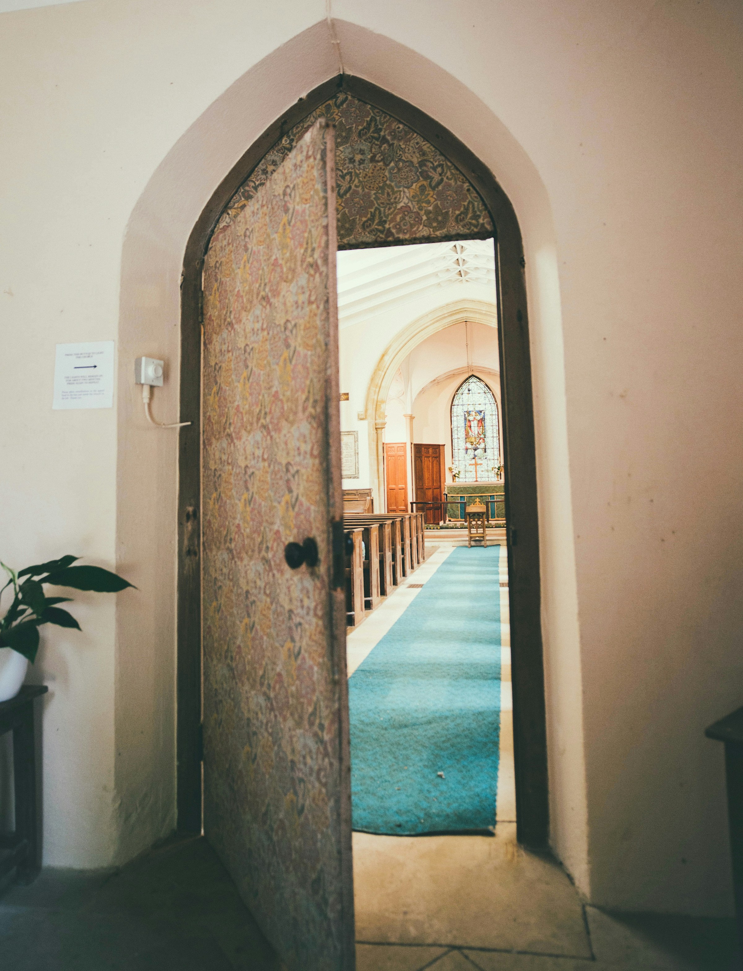 Puerta abierta de una iglesia | Foto: Pexels
