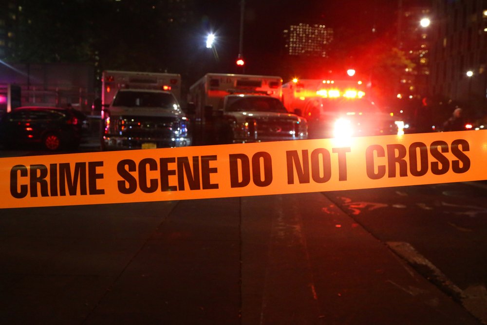 Línea policial y ambulancias en la escena de un crimen. | Foto: Shutterstock