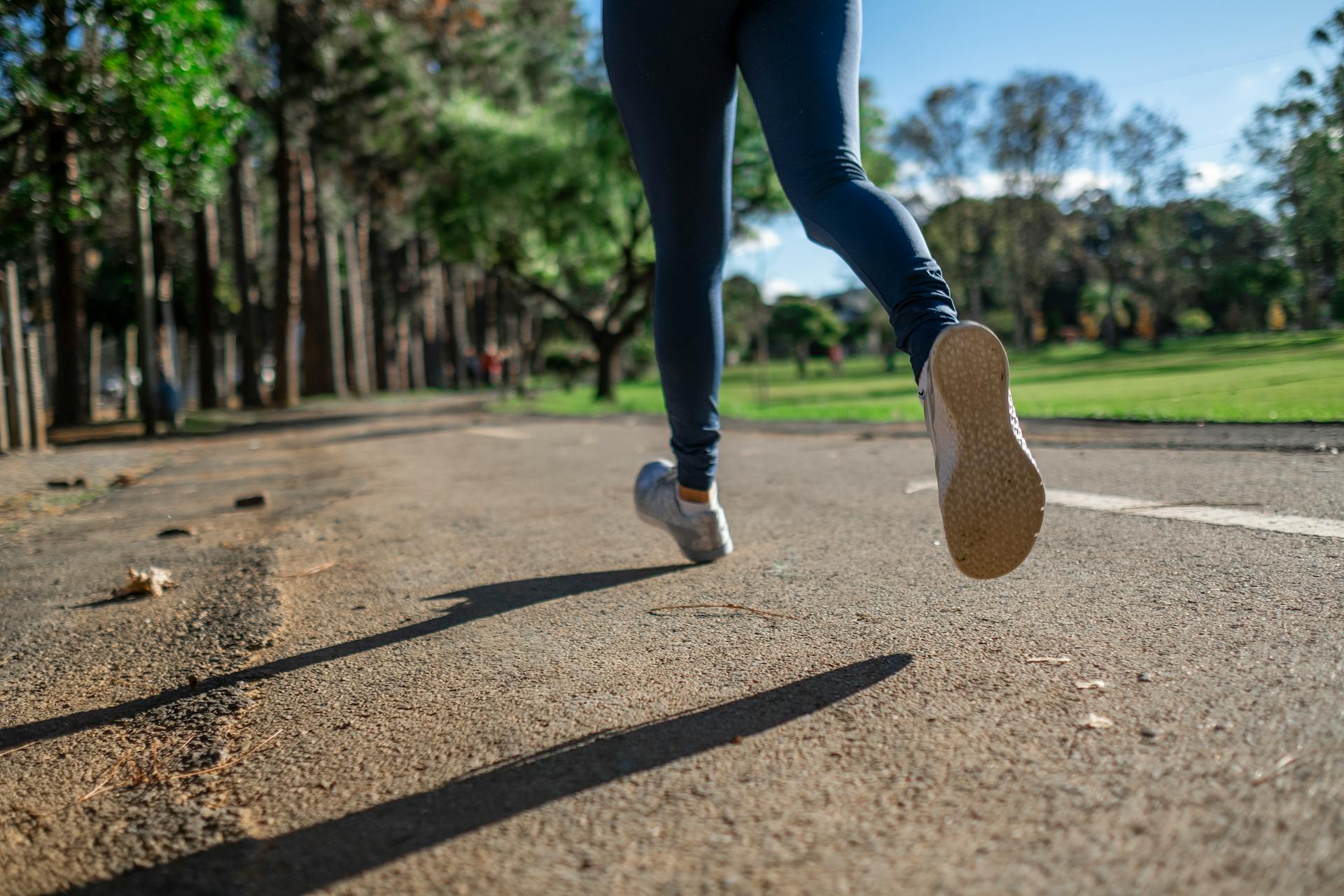 Una mujer corriendo | Fuente: Pexels