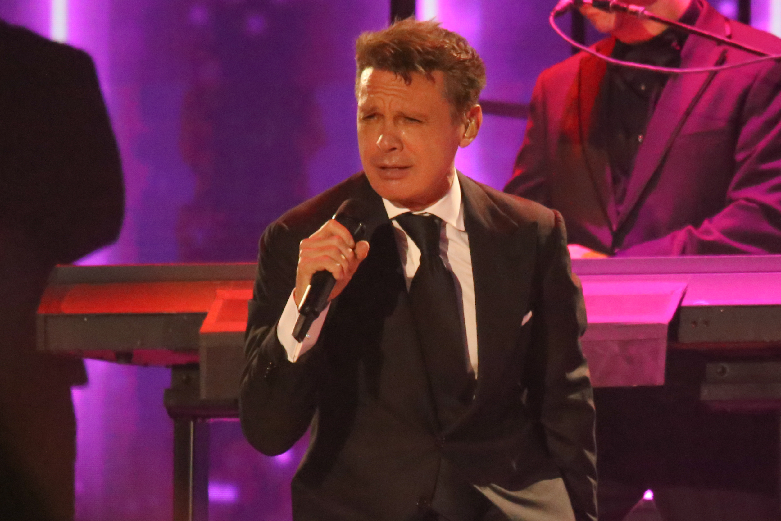 Luis Miguel en el escenario de la plaza de toros de Los Califas durante su concierto el 28 de junio de 2024 en Córdoba, España. | Fuente: Getty Images