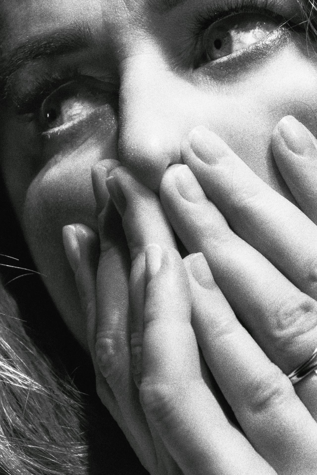 Toma en escala de grises de una mujer agitada | Fuente: Pexels