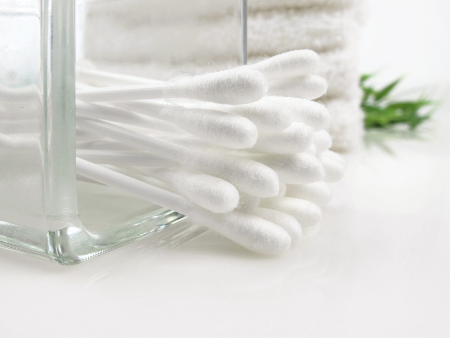 Puñado de hisopos de algodón dentro de un frasco de vidrio. | Foto: Shutterstock