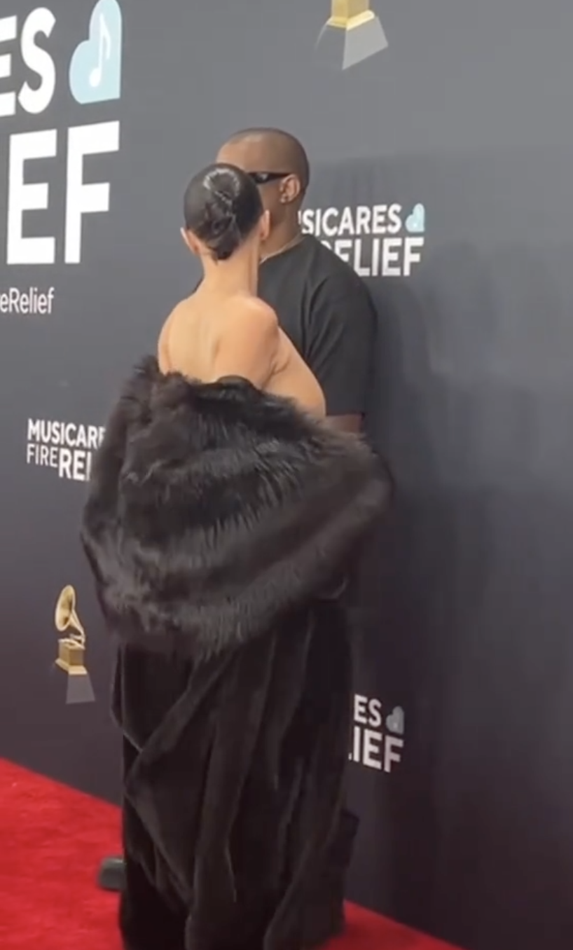 Kanye West y Bianca Censori posan en la 67 edición de los Premios Grammy el 2 de febrero de 2025, en Los Ángeles, California. | Fuente: TikTok.com/CBSMornings