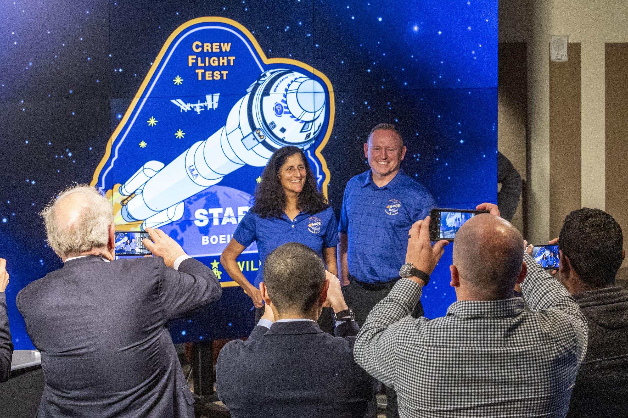 Barry Butch Wilmore y Sunita Suni Williams, responden a preguntas durante una rueda de prensa En marzo de 2024 | Fuente: Getty Images