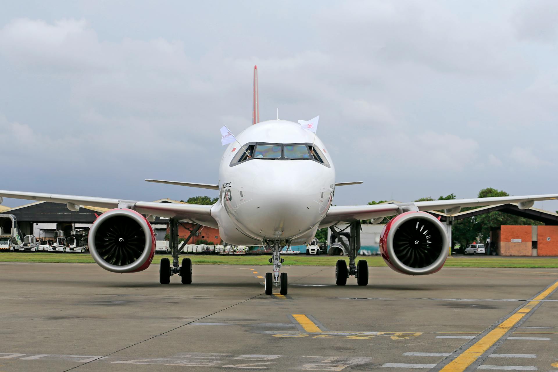 Vista frontal de un avión | Fuente: Pexels