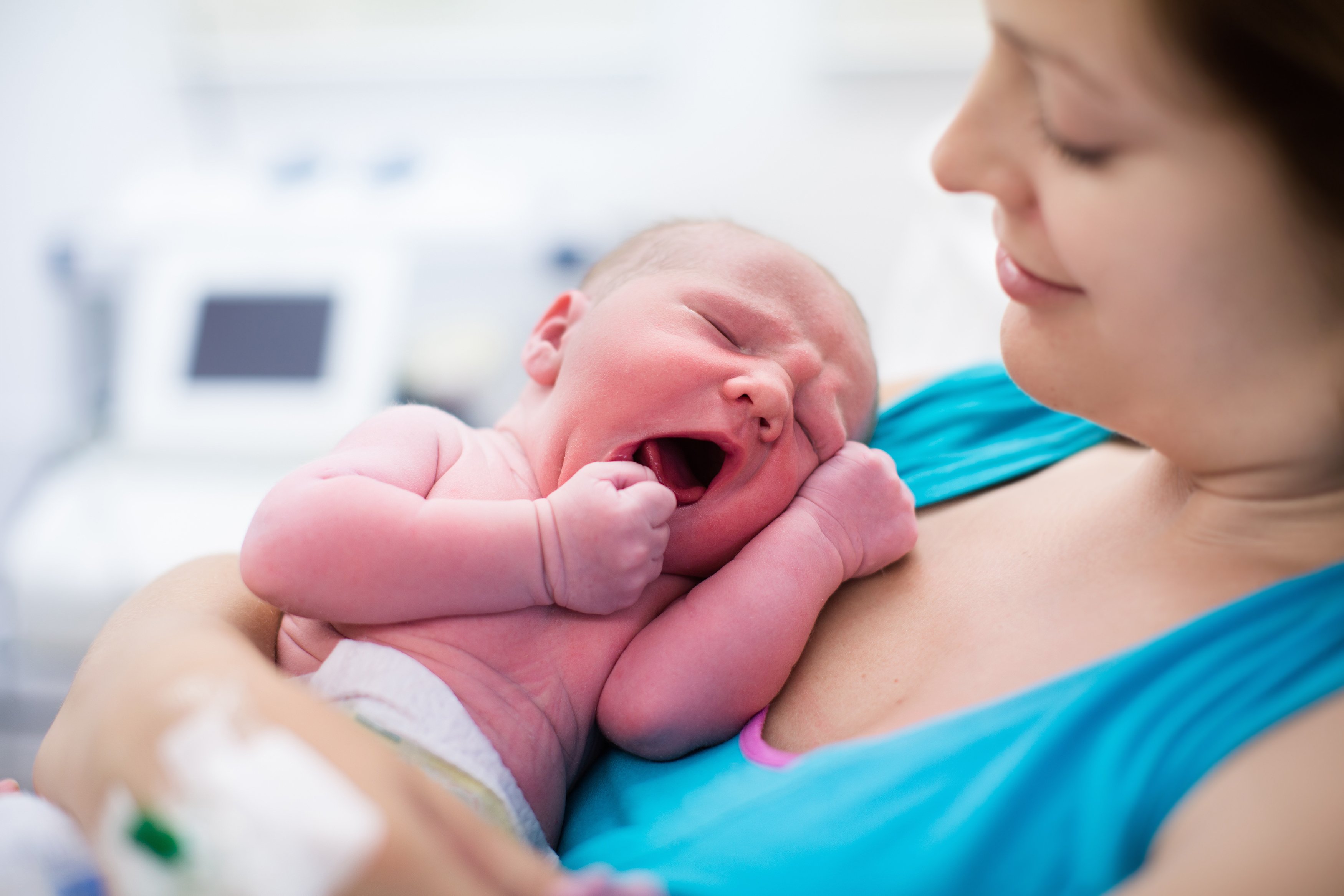 Mujer con bebé recién nacido | Foto: Getty 